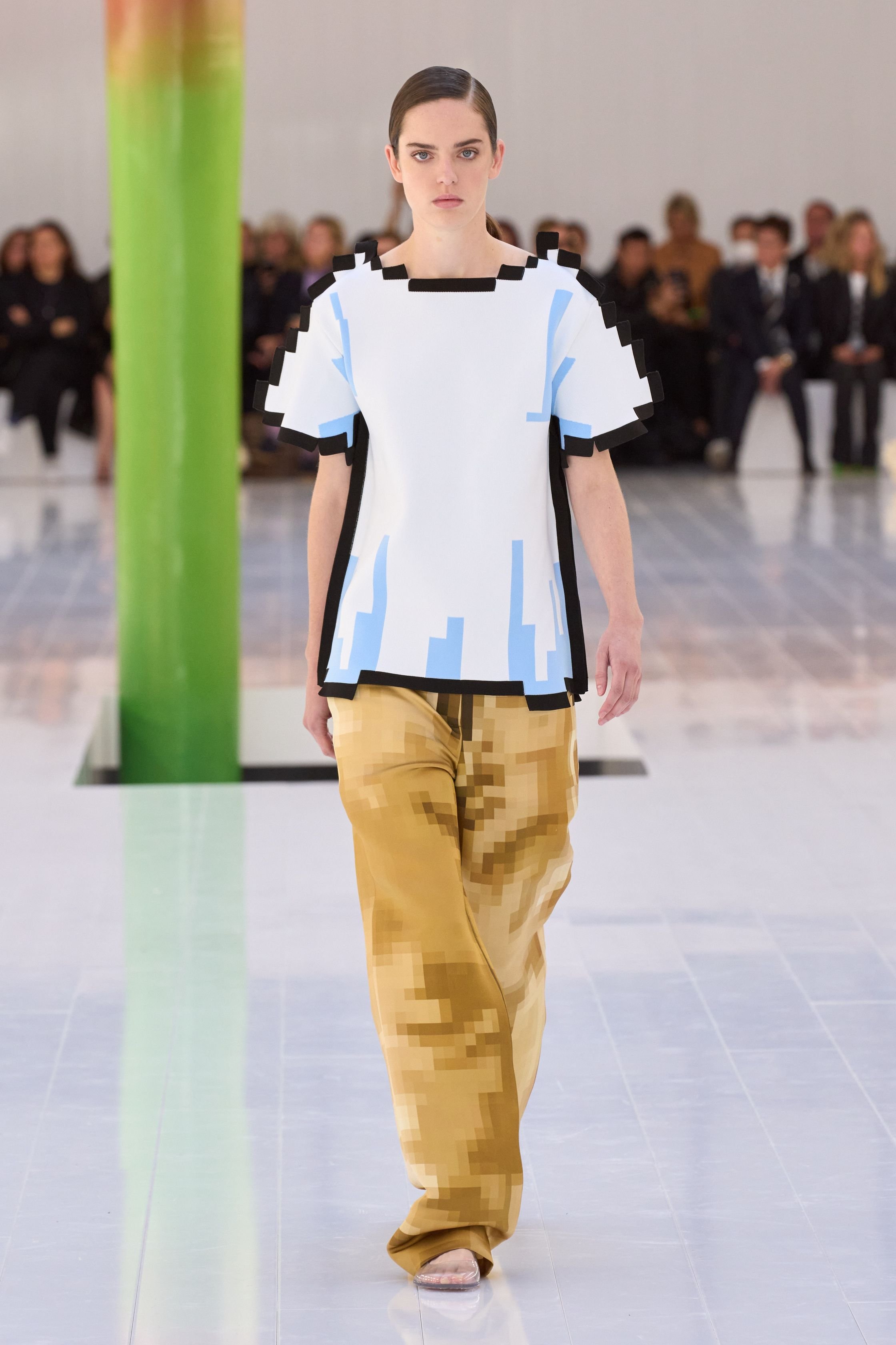 00019-loewe-spring-2023-ready-to-wear-credit-gorunway.jpeg