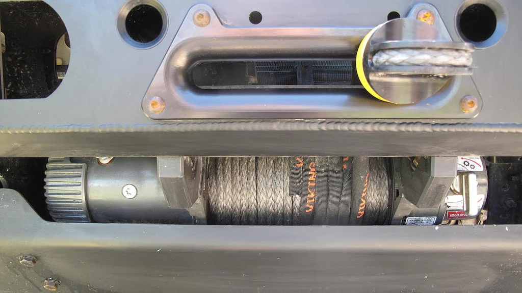 Many modern winches, such as the excellent Warn 9.5xp, incorporate brakes outside the drum and will not overheat synthetic line.