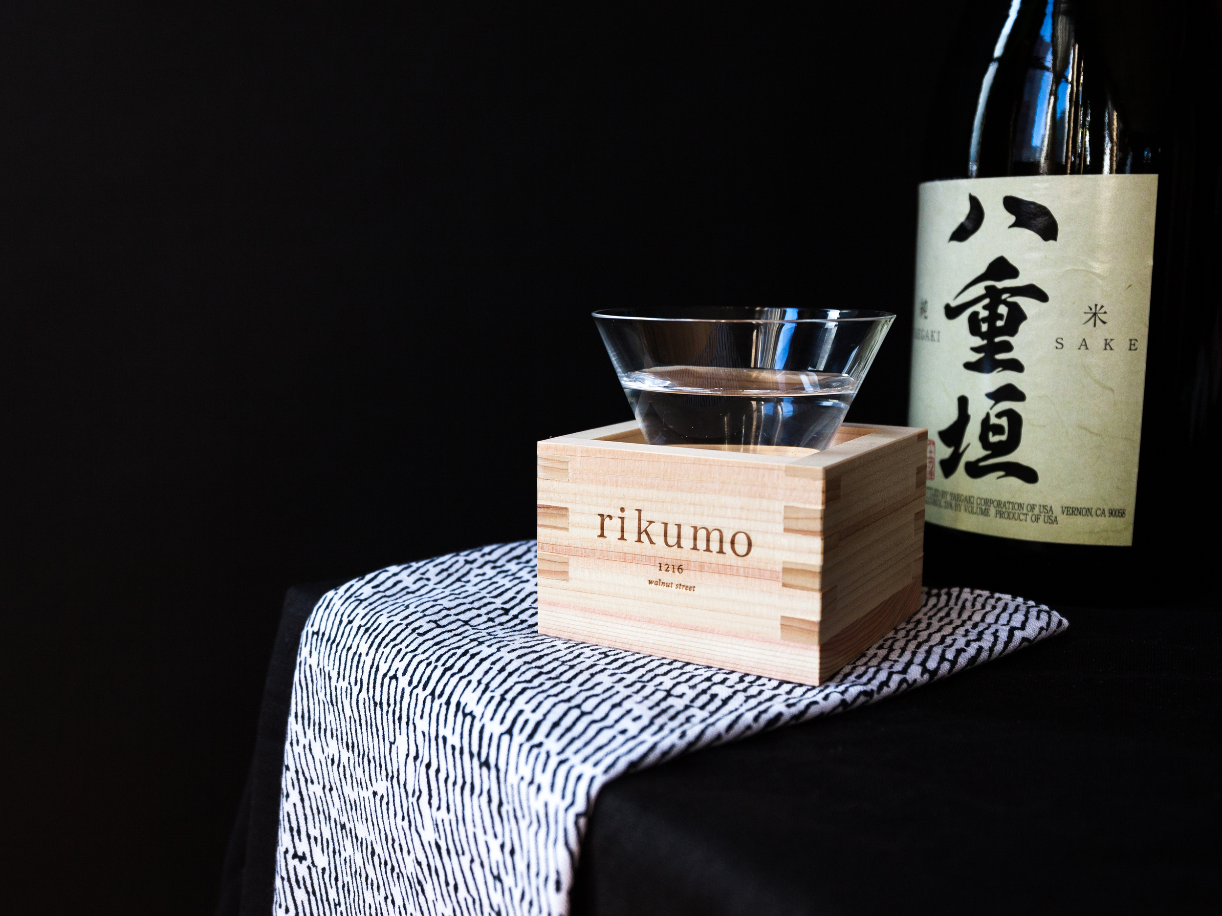 Taru Japanese Empty Sake Barrel 1800ml with 2 Masu Wooden Sake Cups For Display 