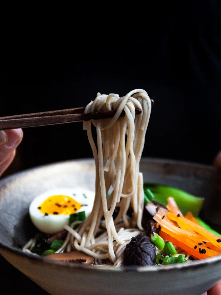 Rikumo Recipe: Soba Noodles with Hojicha Broth and Shiitake Mushrooms
