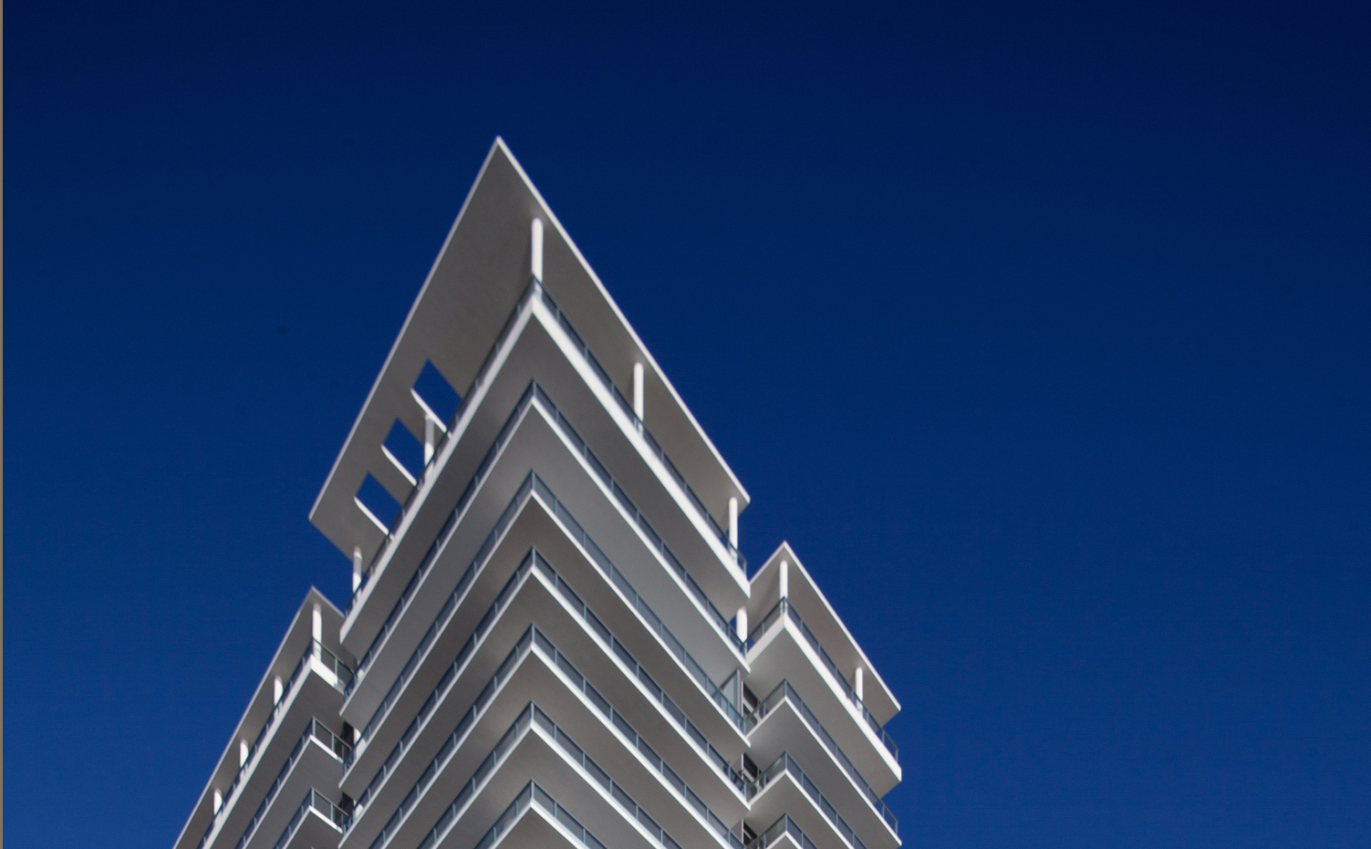 The 21-story tower includes rooftop Penthouses complete with stainless steel pools and spas for each of the two roof units. 