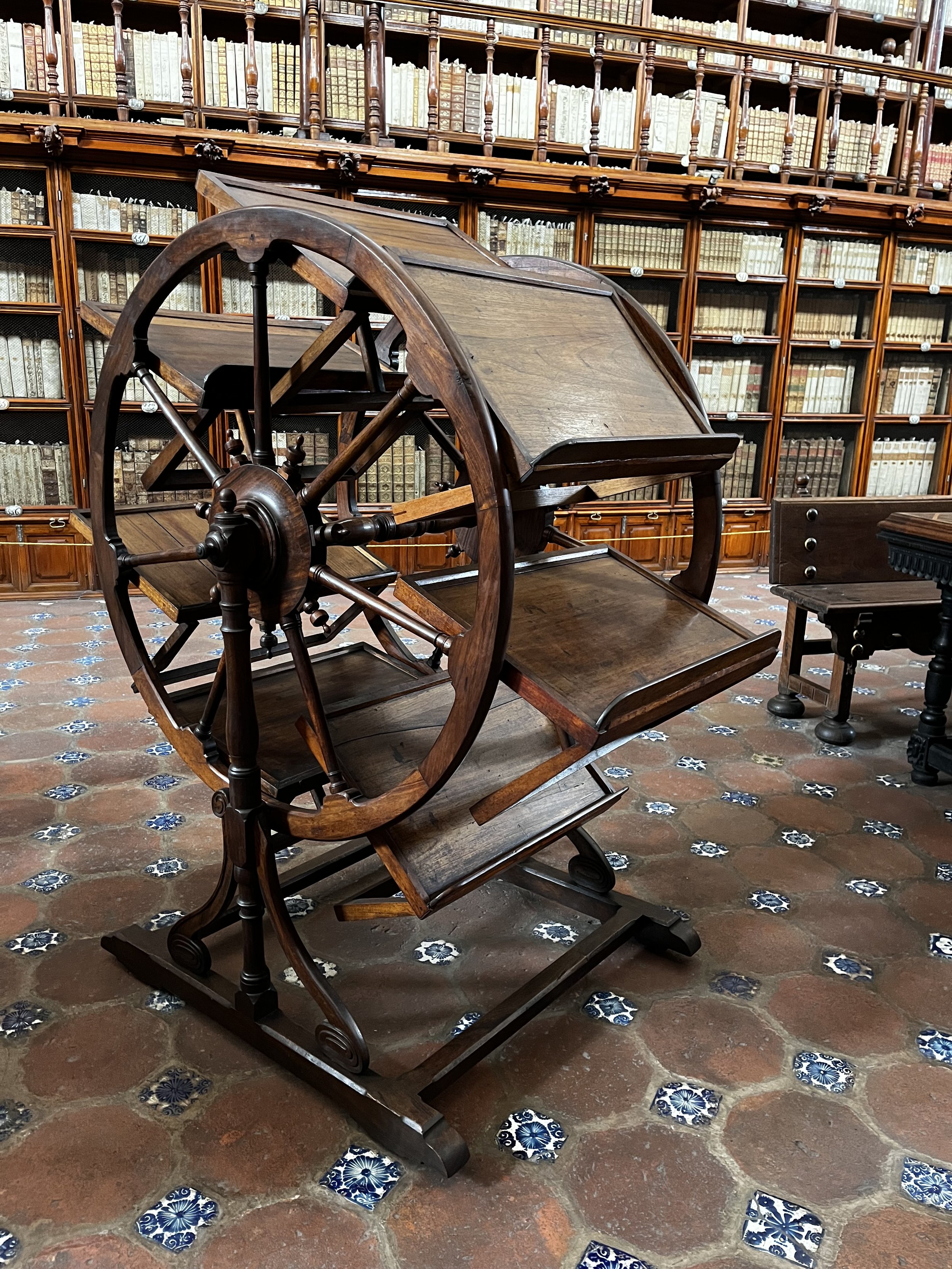 Beautiful rotating book stand