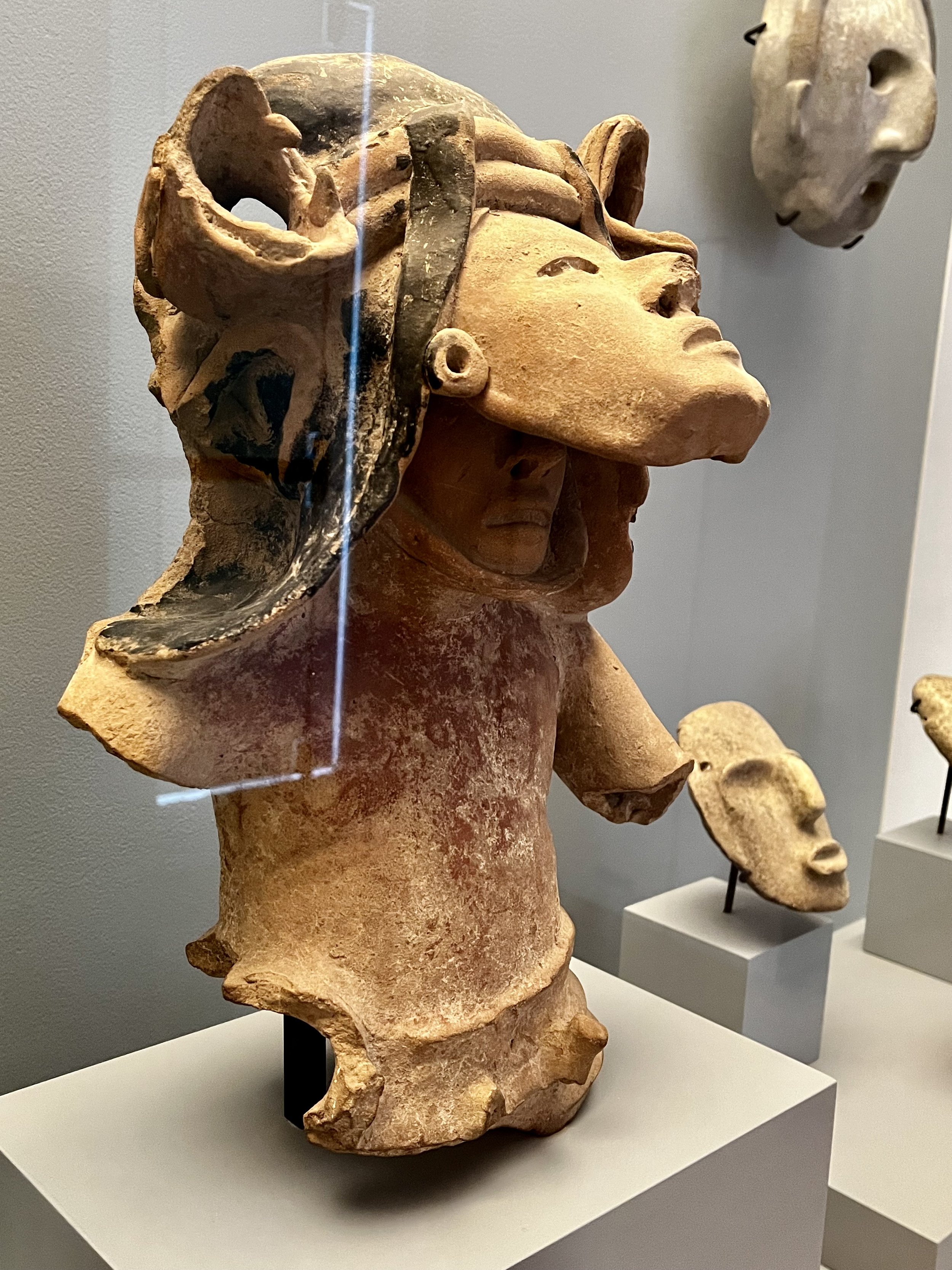 Character with a mask and snakes on the headdress, Veracruz, late classic period. 600-900 d.C. clay with red and black paint (Museo Amparo)