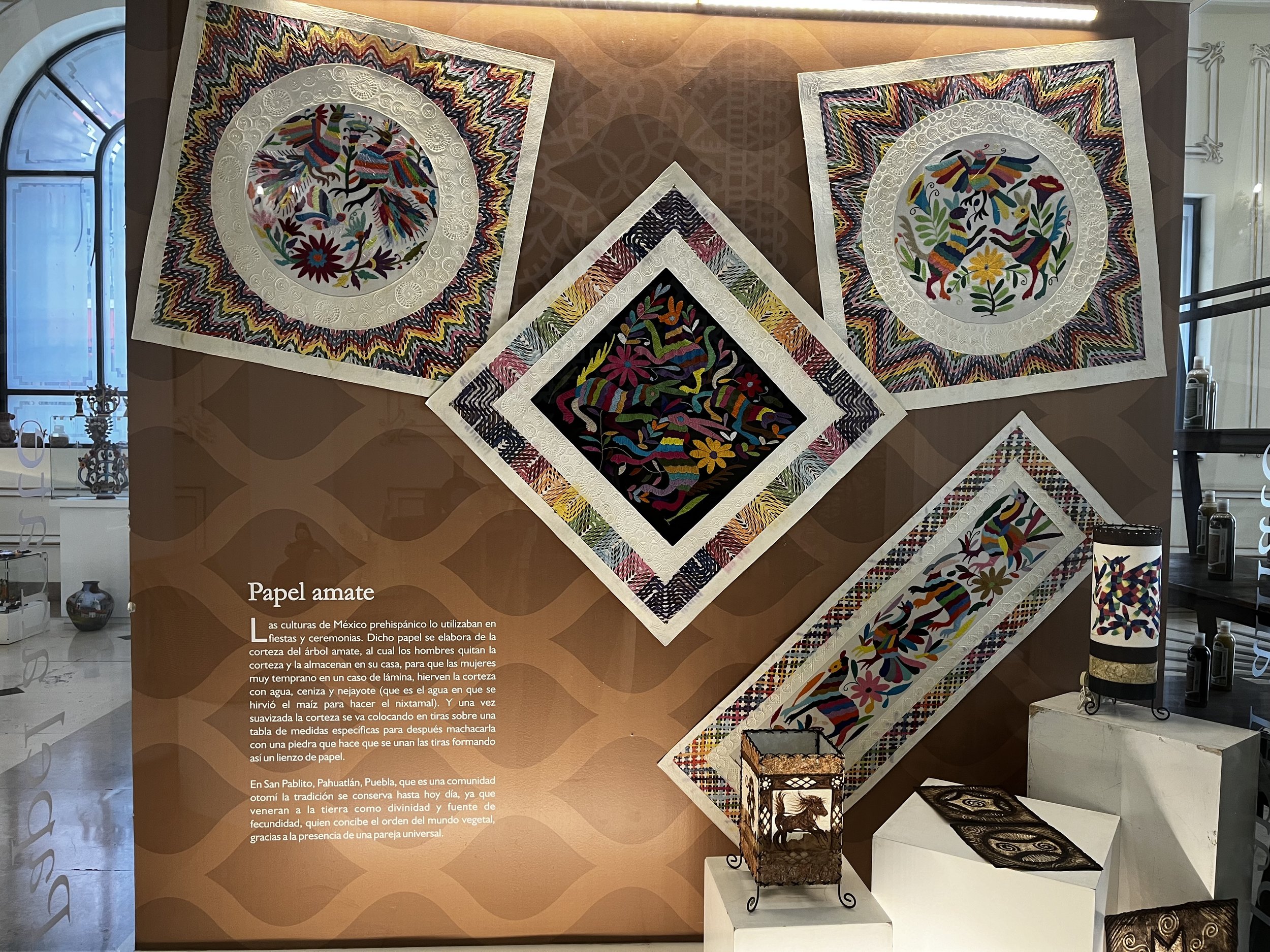 This artwork is known as, papel amate. The cultures of pre-Hispanic Mexico used it in parties and ceremonies. This tradition is ongoing in San Pablito, Pahuatlán, Puebla, which is an Otomi community.