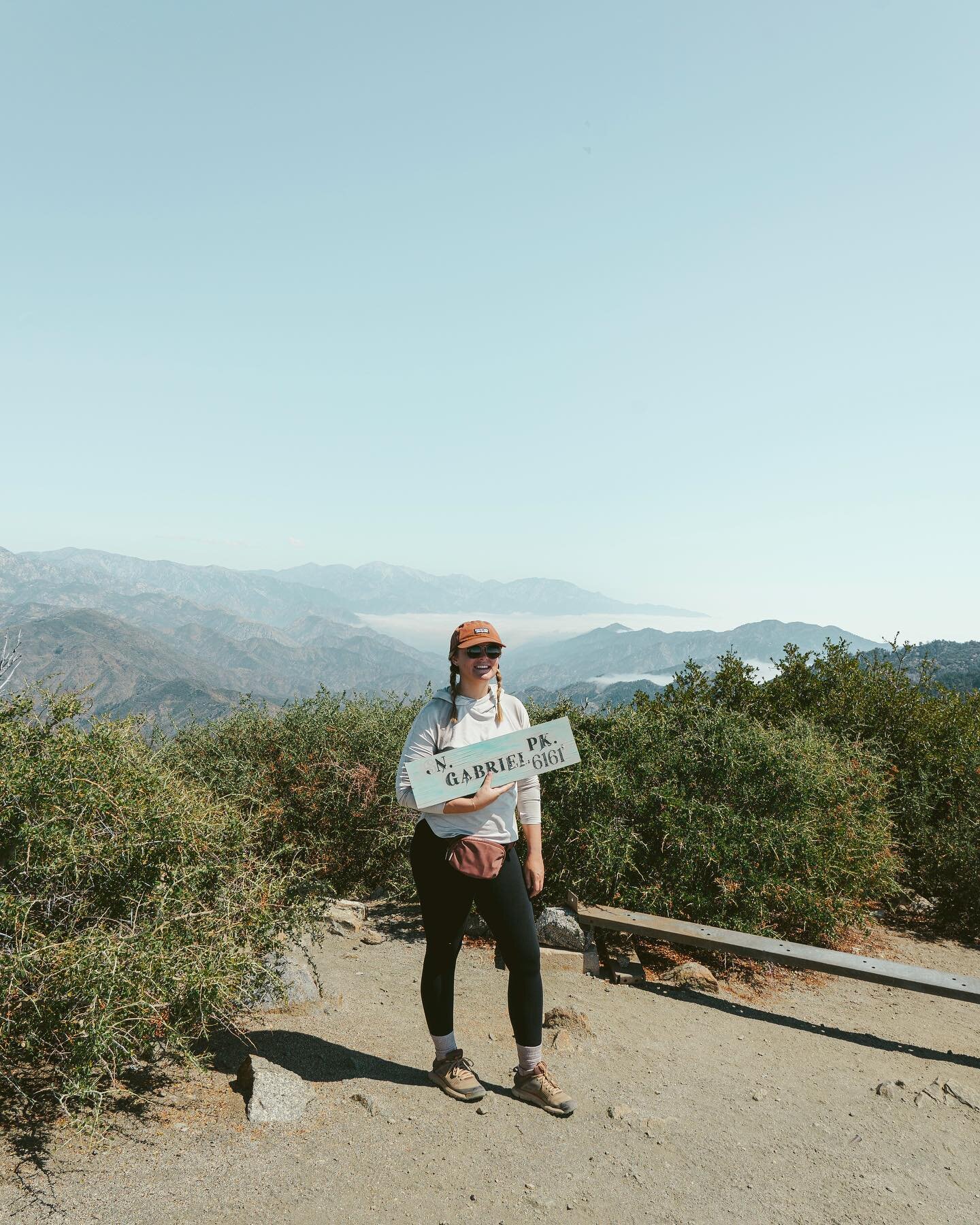 last weekend, above the clouds. 

☁️ ☁️ ☁️ 

taking it easy this weekend celebrating @totallyzarnow birthday and preparing for yom kippur. tzom kal and g&rsquo;mar chatimah tova to those who observe 😊✨ 

_____

#hikeology #amateuradventurer #peakbag