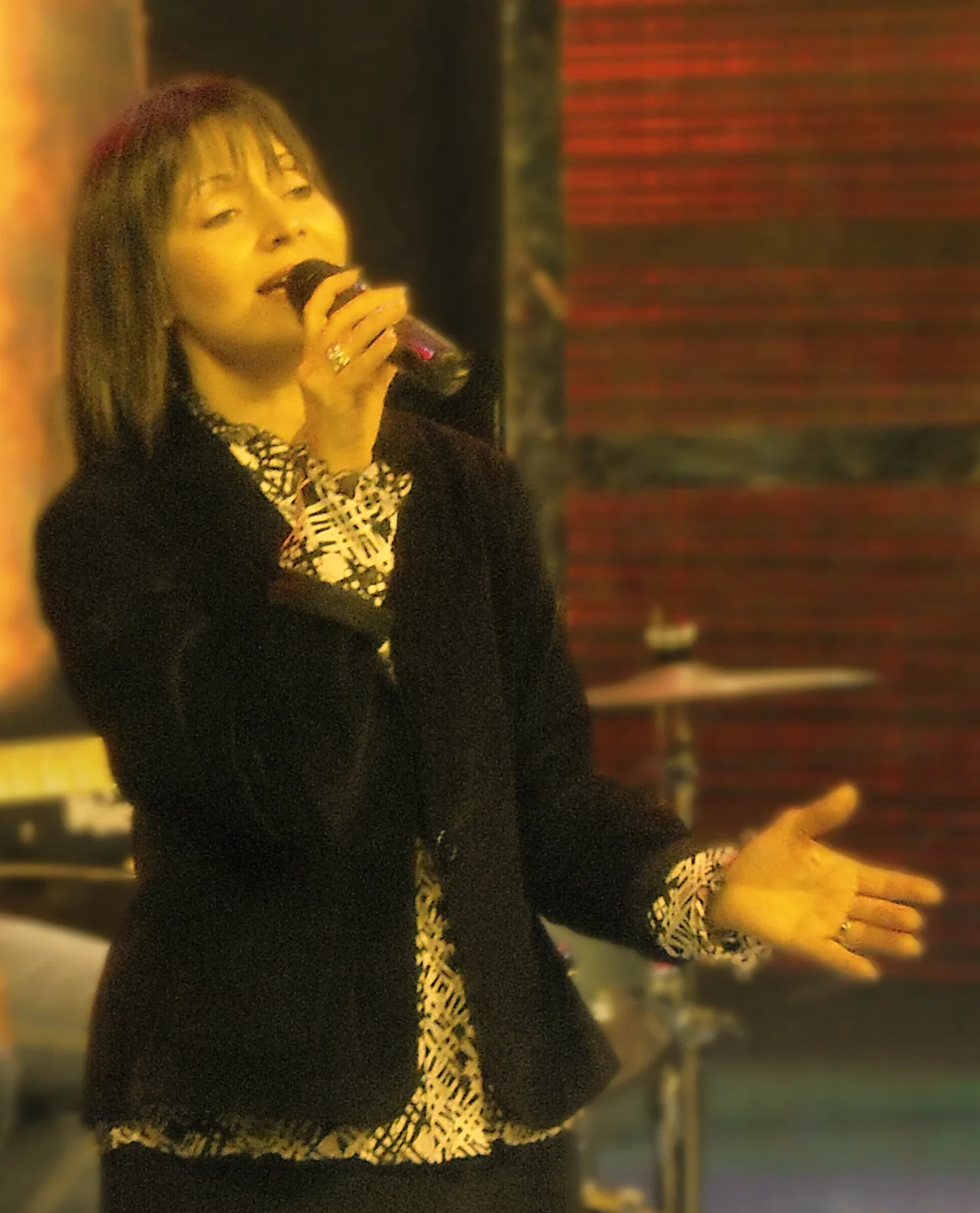 LEYDA CANTANDO.jpg