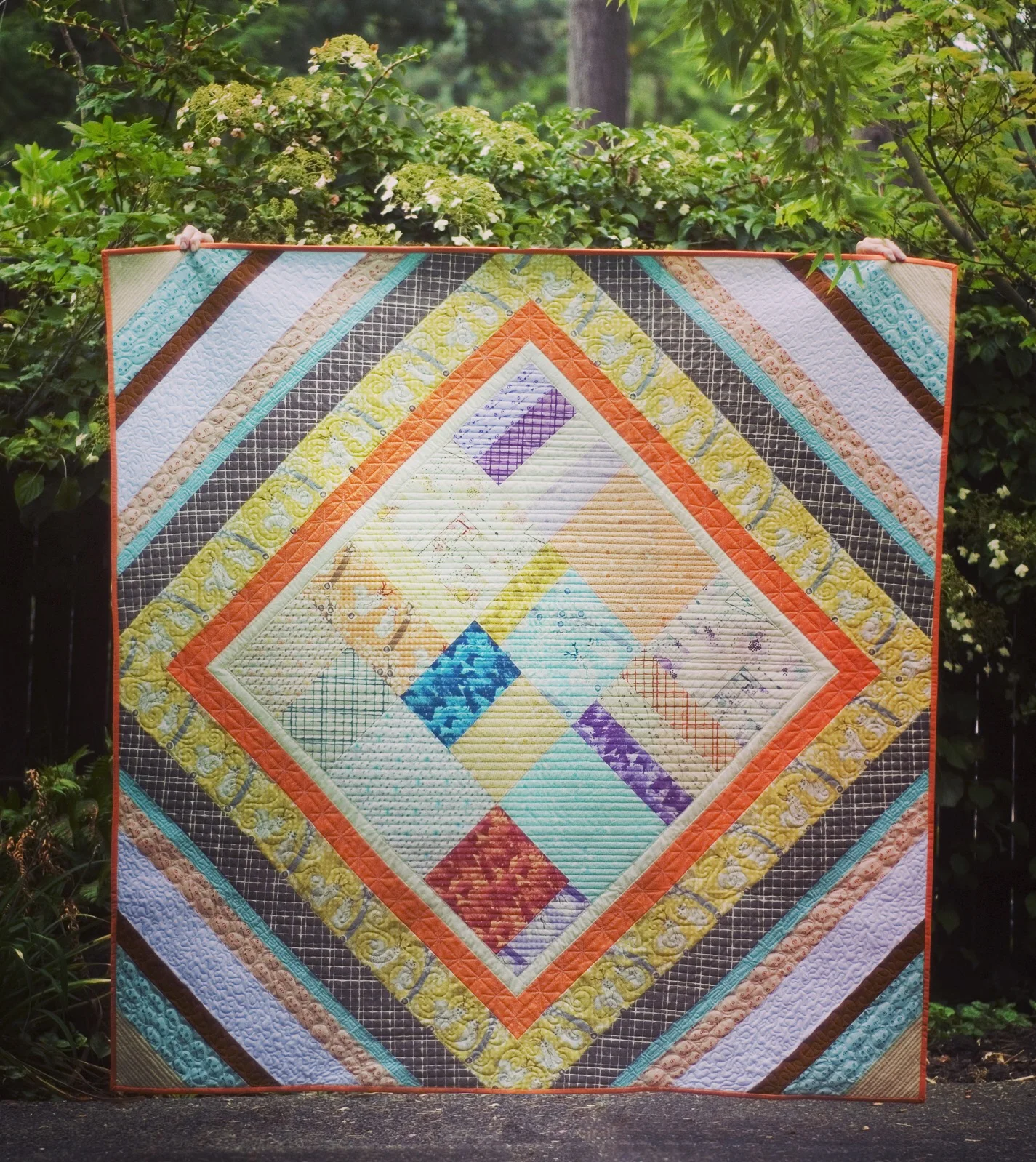 The Boho Quilt features a quick pieced center from fat eighths, set on point with multiple strip borders. #thebohoquilt