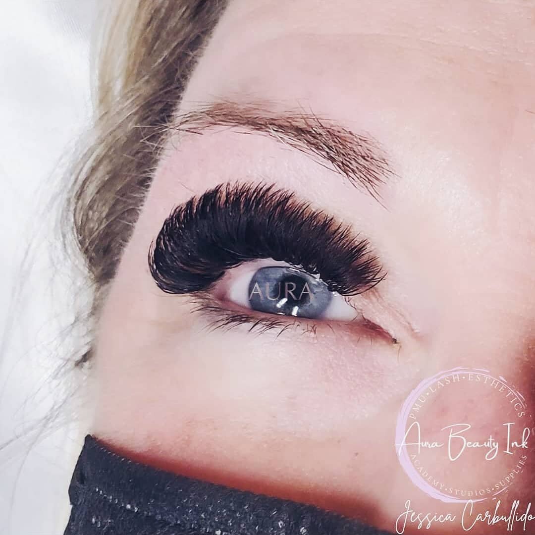 These are sooo lushh 😍😍 What mega volume methods do you think was used to achieve this, Pinching or Blooming? Let us know in the comments!
.
Artist: @aura.beauty.jessica
Products: @lashboxla 
.
#pdxlashes #seattlelashes #seattle #pdx #portland #van
