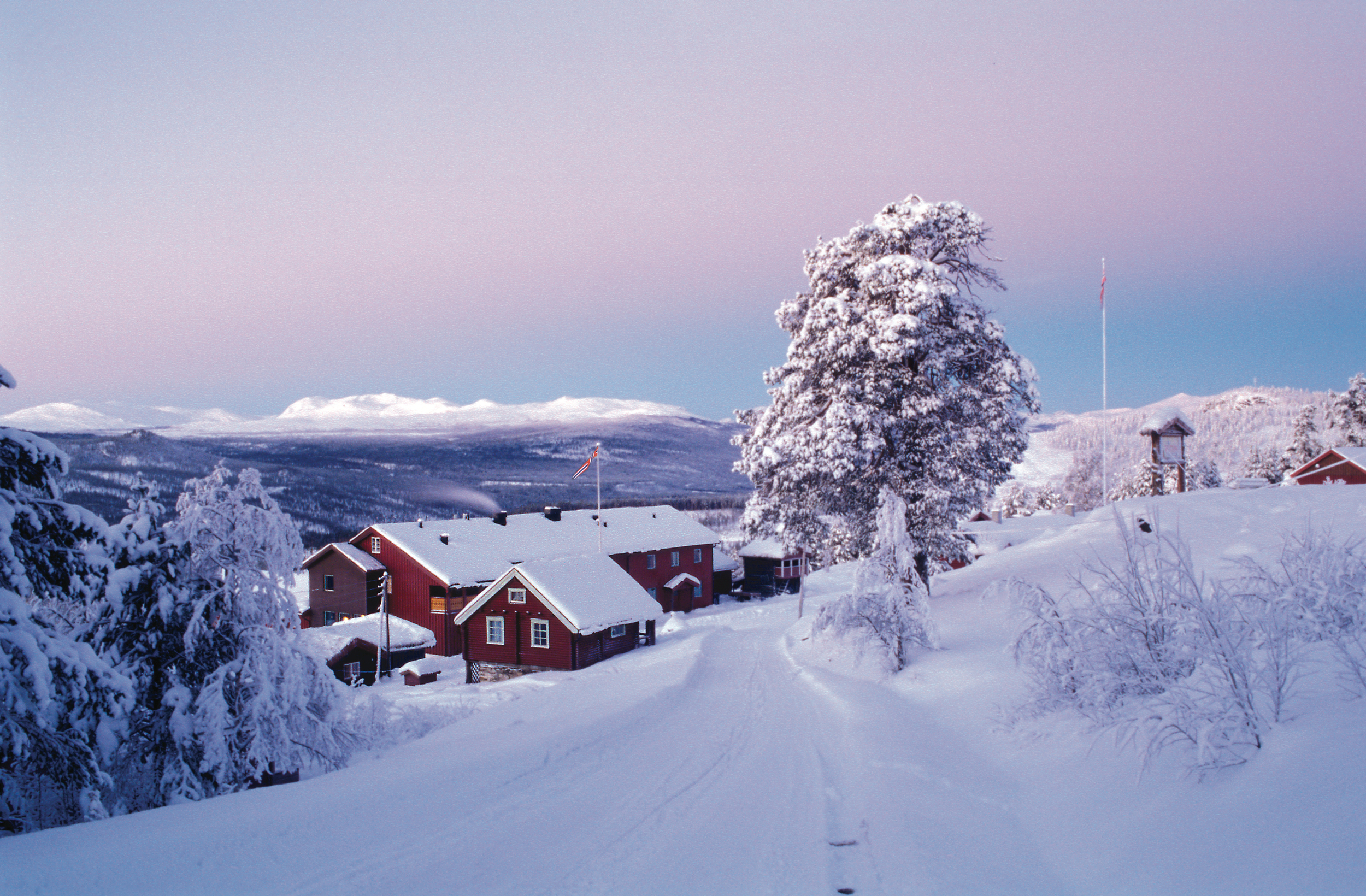 Ruten Fjellstue vinter 2002 m flagg lysna hus.jpg