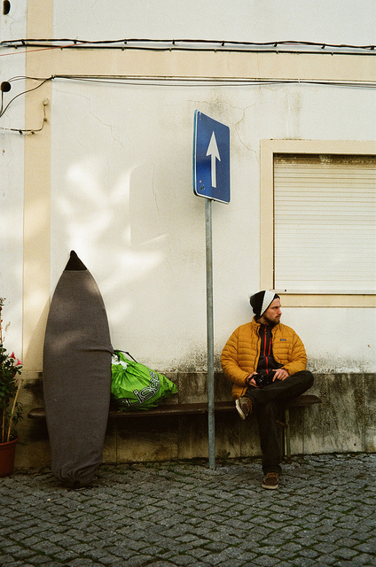 特集 Photographer / Roman Königshofer これまでPhotographerとして成り上がって行く為に、どうやったら良い写真が撮れるのか?とか、どうやったら仕事がもらえる様になるのか?ってことにばかり捕われてしまっていて、時に良いイメージが浮かばずに迷い、一カ所に停滞してしまった時間も多くあった気がする。 今こうしてSTmagにグランドオープンという期日を設けてケツを決めたことによって、なにがなんでも動かざるを得なくなった。 おかげで良い意味で今では「自分が」、「写真で」という思考の枠組みの中から飛び出す事ができるようになった。またそのことによって、恐ろしいくらいにビジョンも広がっている。 つまり、やりたい事、出来ることの幅が広がったと言う事だ。 今回のこの特集は、そのやりたい事の記念すべき第一発目と言っても良いかも知れない。世界にはとてつもなく良いクリエイターが存在しているんだけど、日本では「名前さえ知られてない」なんていう人はゴロゴロいる。ローマンの様なクリエイターを今後も(彼はかなり有名なんだけど)紹介してゆく事で、一つの特集パターンと言うのもイメージする事が出来る様になった。ネタは無限だ。なにより自分が記事を作ってて楽しい。 しかしながら、やはりこうして良いクリエイターの素材を扱わせてもらうと、逆にクリエイティブに対してもビンビン インスパイアされちゃう訳で、Photographerとしてもさらに今まで以上に動き続けて行きたいと言う気にさせてもらった。 プレオープン中と言う事で、色々サイトを直しながらの記事掲載になっています。時々「見れない」なんて事もあった様ですが、グランド オープンに向けて着々と進んでいます。このSTmagが、ここを訪れてくれた皆さんにとって、良いひらめきを生みだす手助けになれることを夢見ております。ありがたい事にソーシャルの仲間達が「いいね」を沢山押してくれました。本当にありがたい限りで、皆さんに支えてもらって生きていると言う事を実感しております。 これを励みに、精進しながら進んで参りますので、今後とも末永くどうぞよろしくお願いします。また、気に入った記事や好きな写真等あればどんどんソーシャルでシェア拡散して頂けると幸いです。あれが見たい、ここをこうして欲しいなどのご意見も大募集です。 皆さんが幸せであります様に。 STmag K