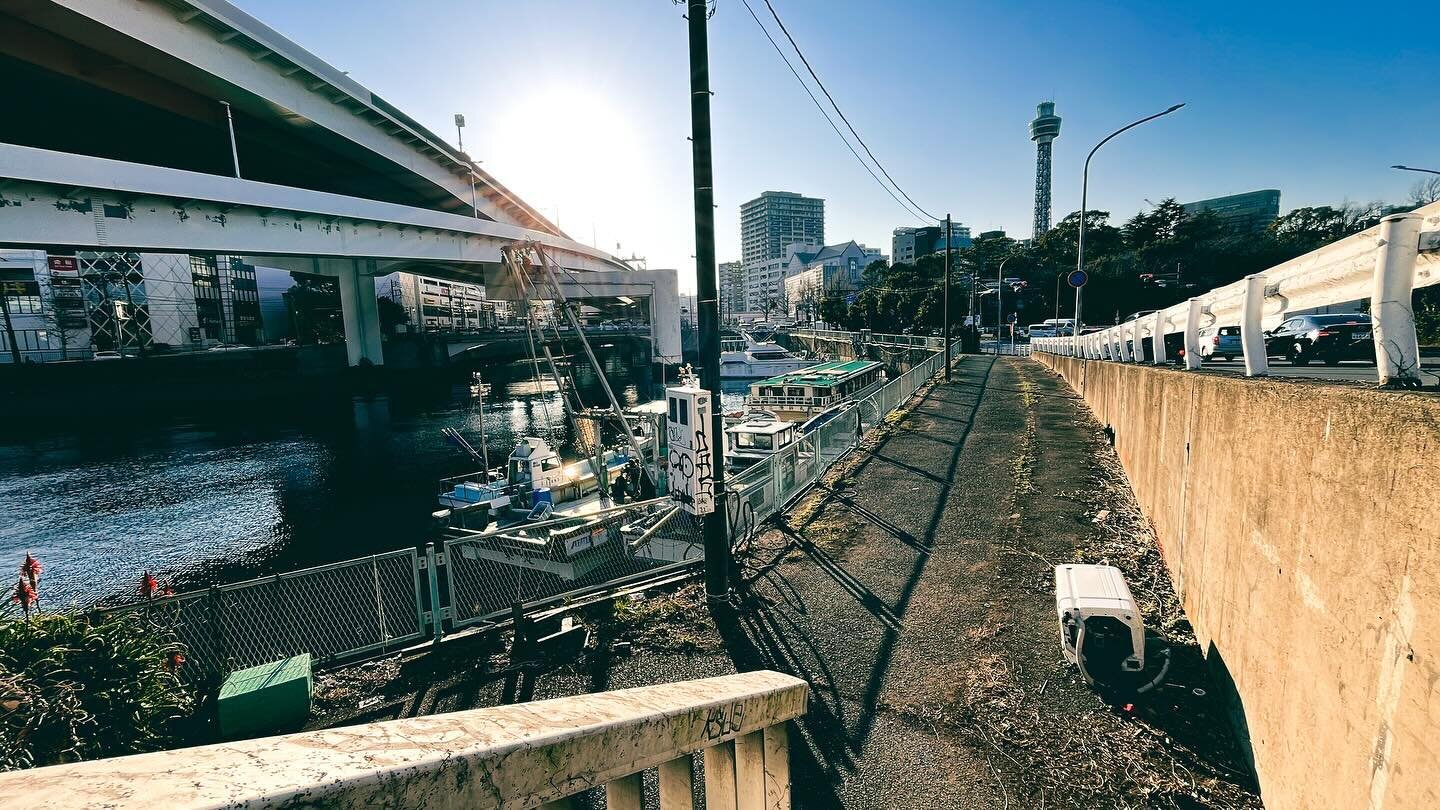 駅へ続く道　

他にもルートあるのに、わざわざ路地裏を通る癖が45年間抜けずにいます。

そのおかげで予期せぬ出来事や景色に出会う事も多い。

今日は港に出ました。
20分ほどの遠回り。
遅刻や😭

#遅れてごめん　
#streetphotography #backstreetsnap #路地裏スナップ　#yokohamacameraclub #横浜写真部