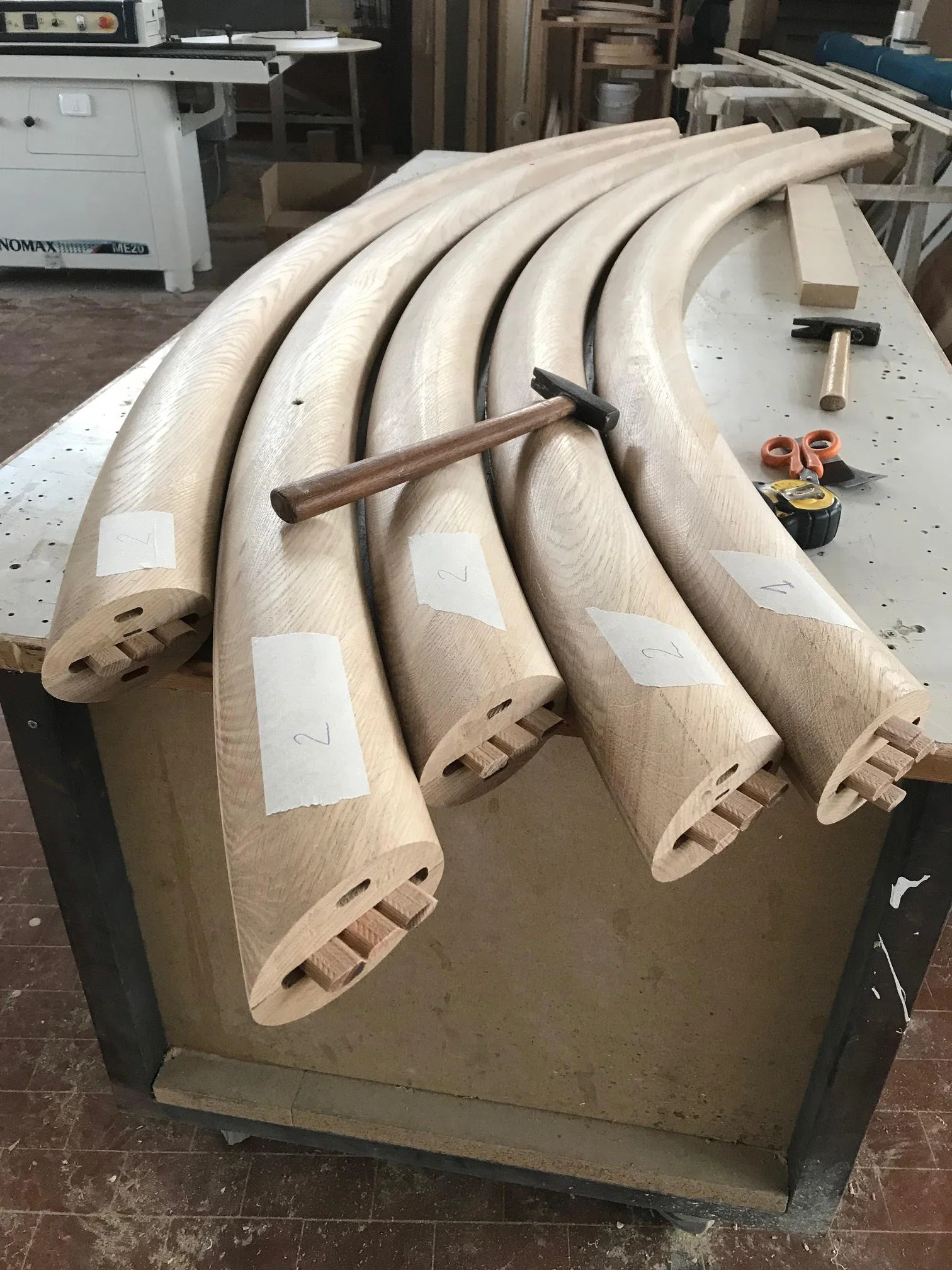Realizziamo semilavorati conto terzi, da pannelli tagliati - forati e bordati agli arredi completi ferramentati e pronti per il montaggio. Lavorazioni in massello e da pannello, lavorazioni CNC, bordatura eva e PU con sistema a cartuccia glue jet by HOLZ HER. Possibilità di scelta tra i più noti produttori di materiali, verniciatura, e lavorazione delle più diffuse marche di Solid Surface come Corian, Krion, HI Macs ecc. Progettazione con sistemi cad cam con possibilità di render.