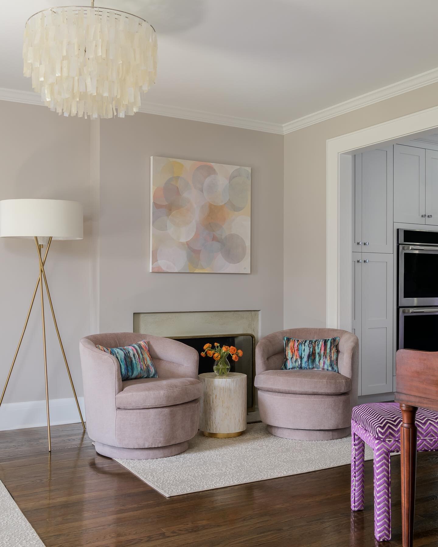 A pretty sitting room situation to start the week.

Design: @serenityhomestyling 
📸: @meghanbalcomphotography 

#interiordesign #njinteriordesign #njinterior #njinteriors #njphotographer #njinteriorphotographer #interiorphotography #interiorphotogra