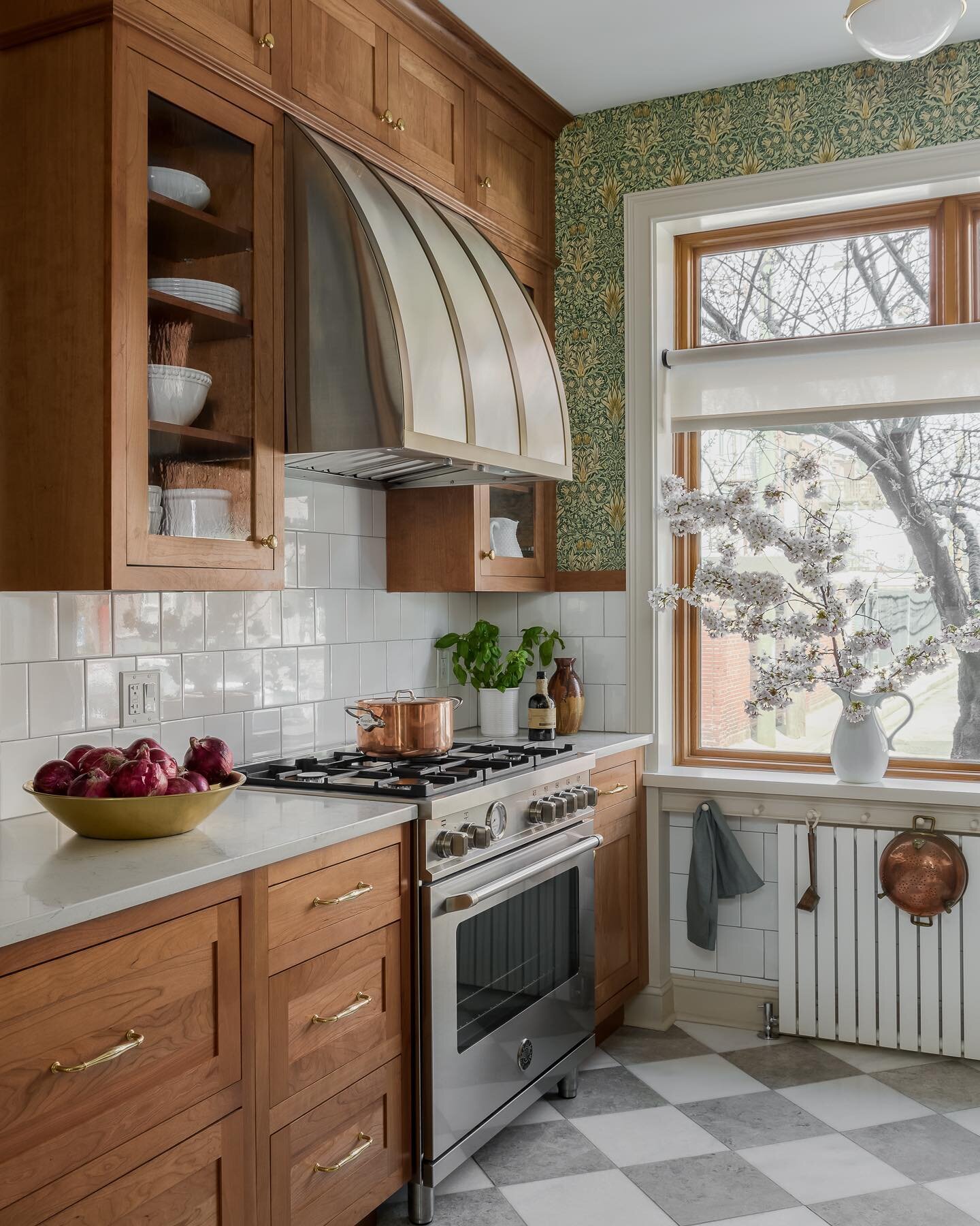 Some more views of this beautiful kitchen, filled with so much warmth and character.

Design: @airy_kitchens 
📸: @meghanbalcomphotography 

#kitchendesign #kitchendecor #kitchengoals #kitcheninspo #kitcheninspiration #kitcheninterior #philadelphiade