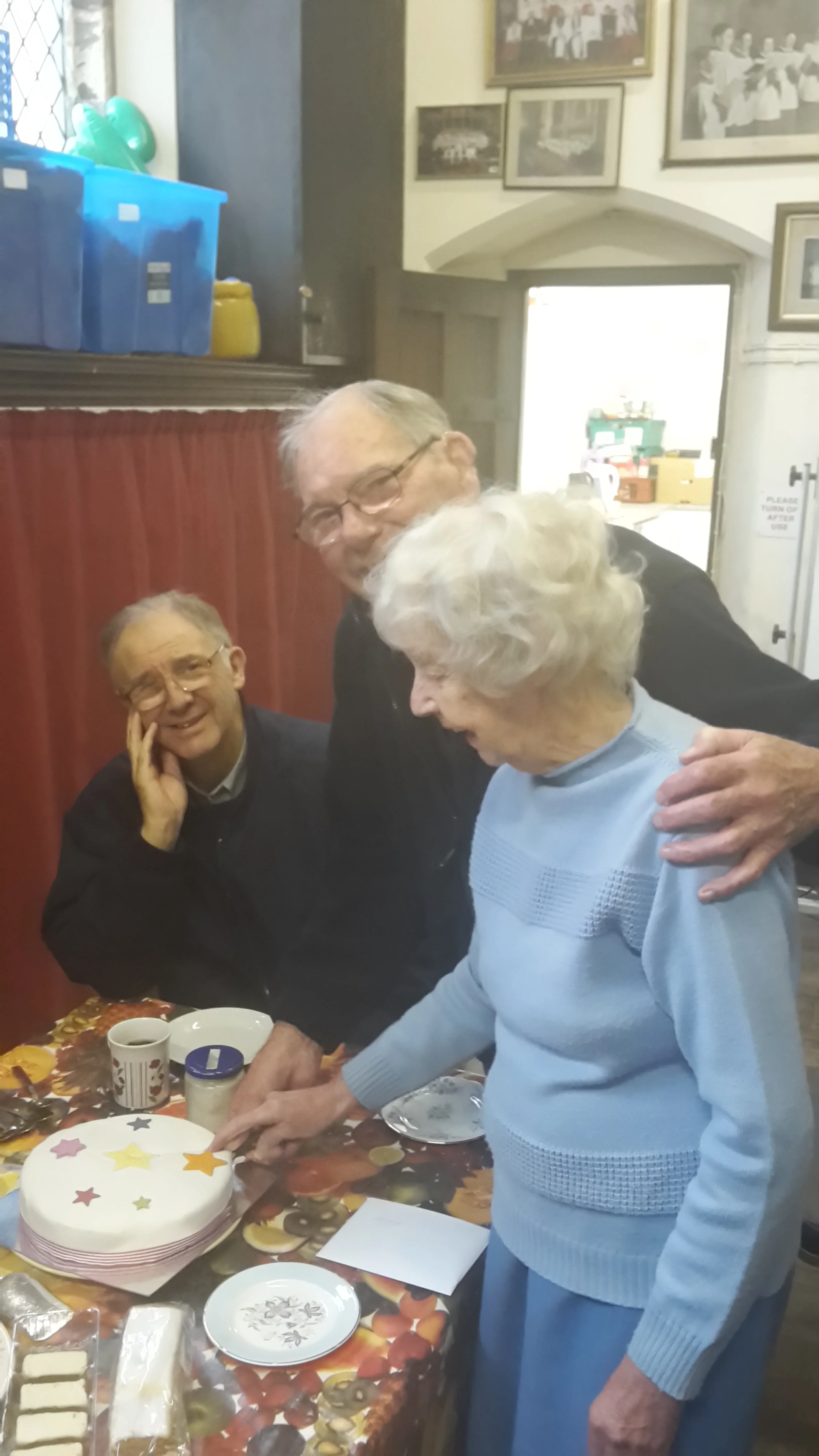 Una dusts her last pew after 33 years service