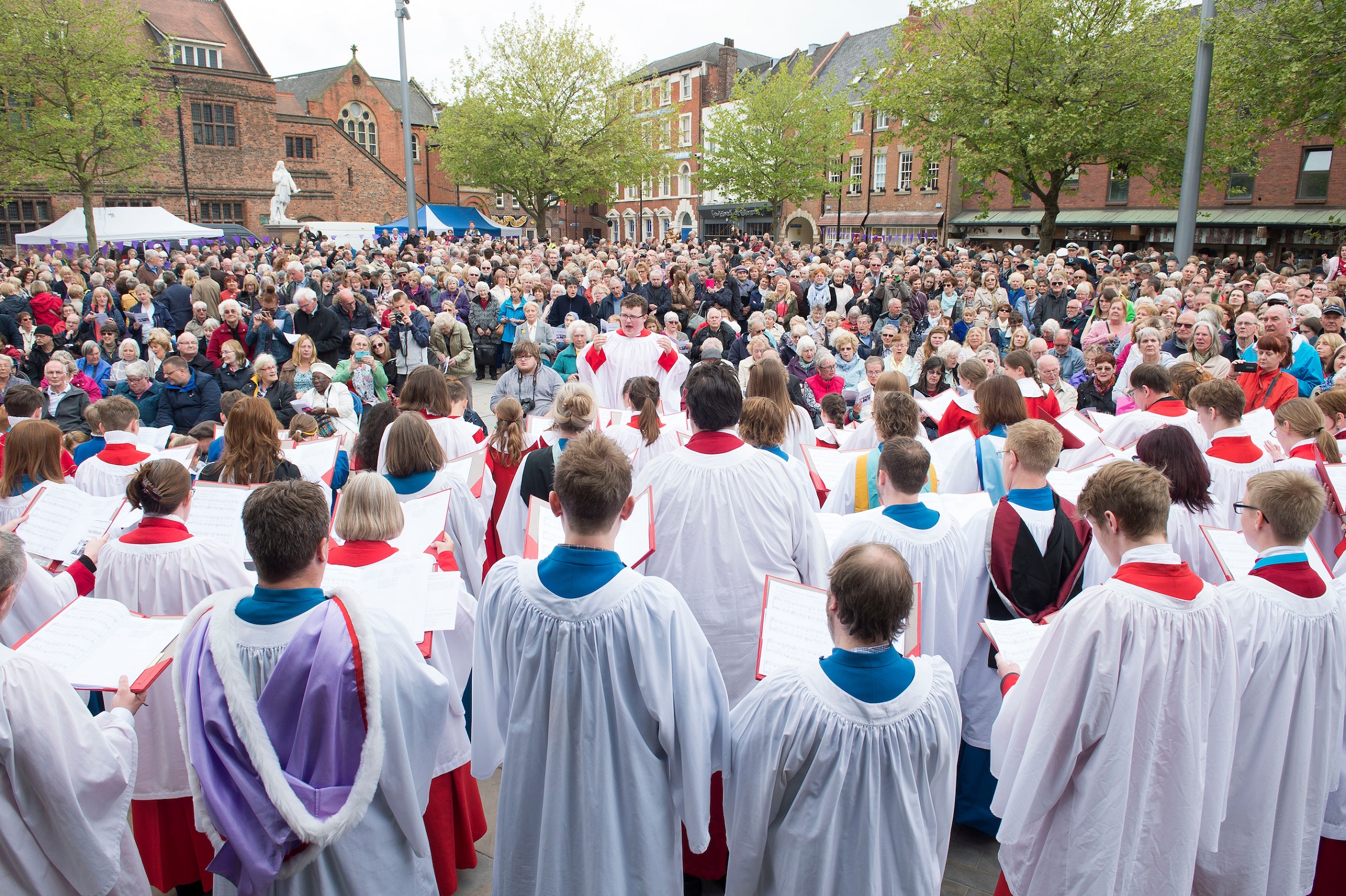 An estimated 3,000 people enjoy the Hull Minster Choir during an historic occasion for the church and the city of Hull.