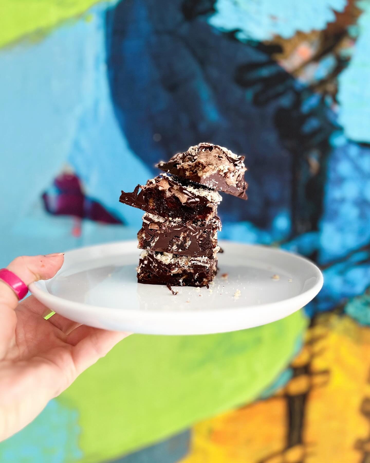 Since I LOVE dark chocolate, nuts and dates I had to try this simple recipe.
Blimey, it&rsquo;s so delicious! It&rsquo;s soft, gooey and crunchy at the same time. Such a decadent yet healthy snack! A bit hard not to eat the whole tray in one go thoug