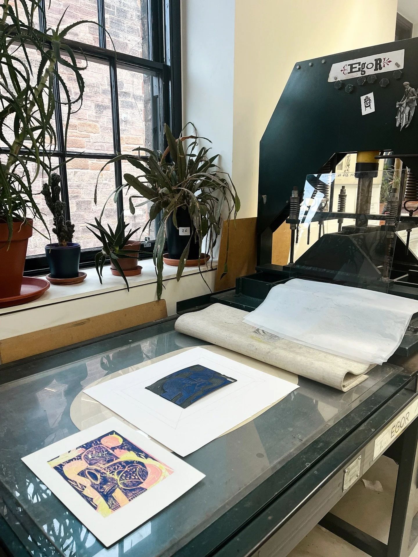 I&rsquo;m spending my Saturday with Egor. He&rsquo;s performing well under pressure 💪🏻

#reliefprinting #so_klara #linocut #linocutart #printstudio #layeredprint #abstractprint #reliefprintmaking