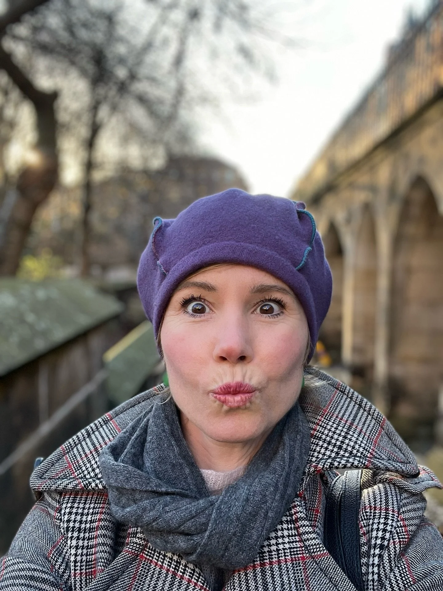 It is freezing in my town! But I love these cold crisp days filled with sunshine. And even better when you return home to a hot lemon tea and a slice of cake. 🥶☀️🫖🍰