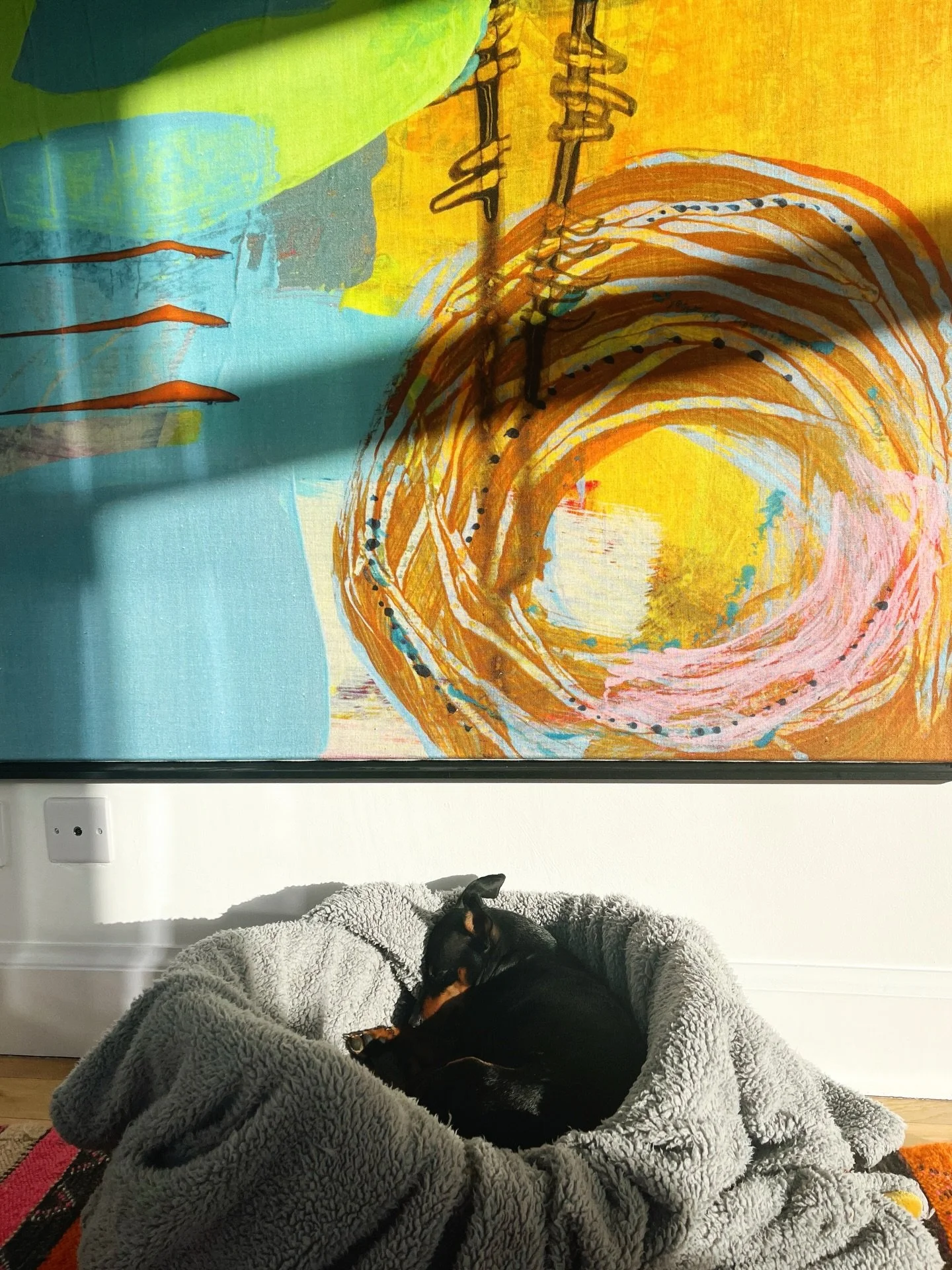 Someone knows where the best spot is! In the sun and by the #so_klara abstract wall art. Happy snoozing furry sun seeker 😴🐾

#modernliving #wallart #homestyling #lifeincolour #minpinlove
