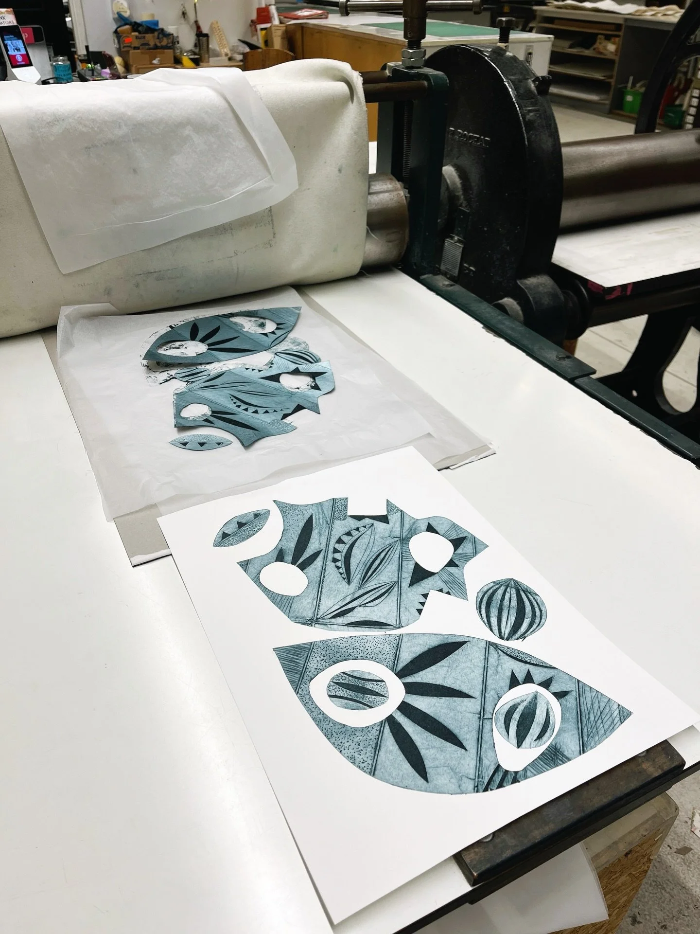 Just like everybody else, I&rsquo;ve got good days and challenging days. Today is a good day! 🙌🏻

#printmaker #reliefprint #prints #so_klara #monoprinting #monoprints #studiotimes #abstractprint