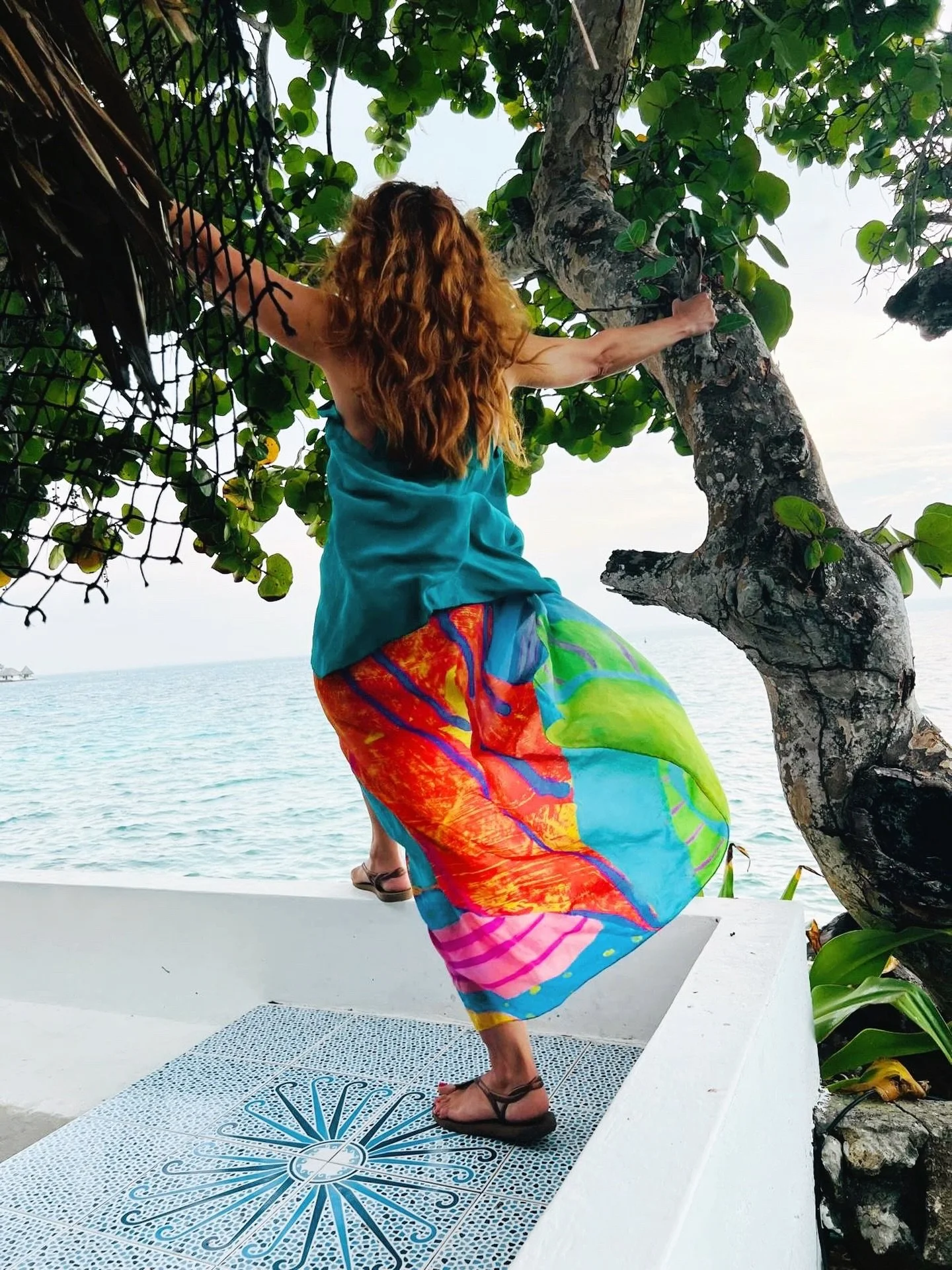 When your friend sends you a picture of herself parading in one of your silk creations while having a blast in Latin America. Go &acute;La vida loca&rsquo; girl! The Espagna silk scarf looks fabulous on you!👌🏻😍☀️🏝️🌊

#silkscarf #beachlifevibes #