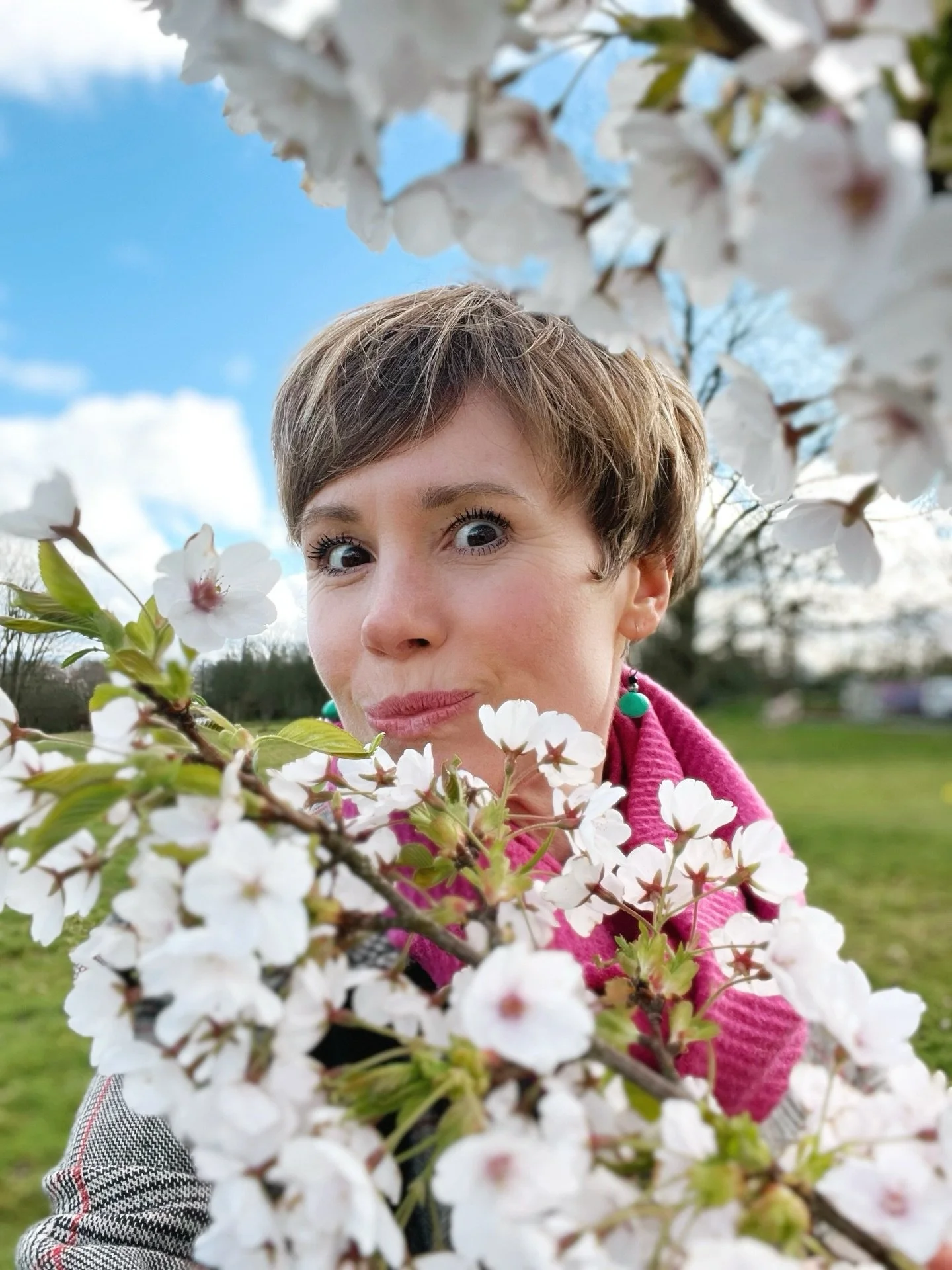 Spring selfie, although I&rsquo;m still wearing my winter coat.
Oh, and I&rsquo;ve got a new haircut. It&rsquo;s short again with a kinda undercut at the back. Happy Easter wknd!👌🏻🌸🌿🐣🌱👱🏻✂️

#springvibe #undercutgirls #cherryblossomseason