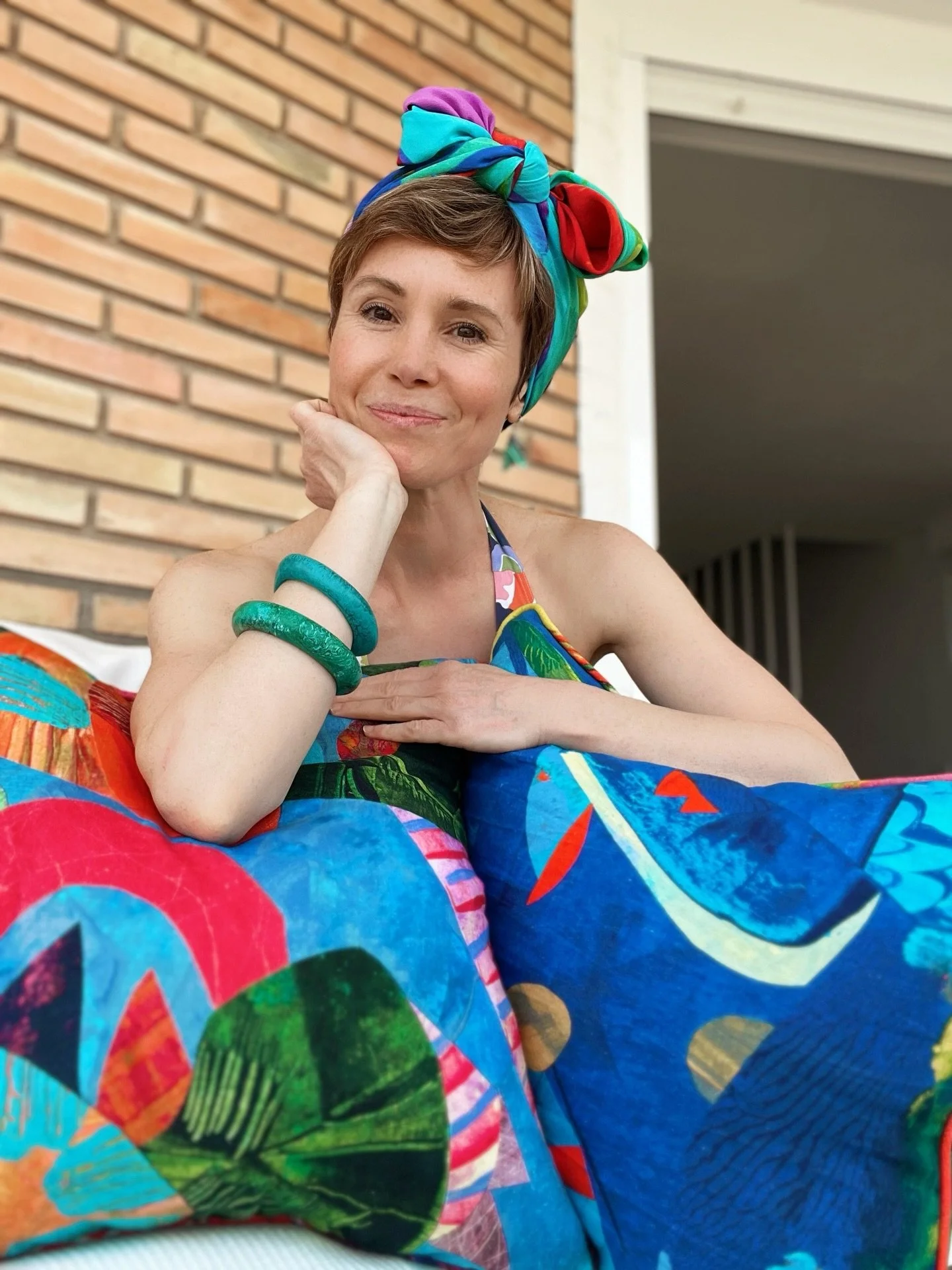 Nestled in my wonderful #so_klara designs☀️🏝️

#homedecor #silkscarves #colourfuldesign