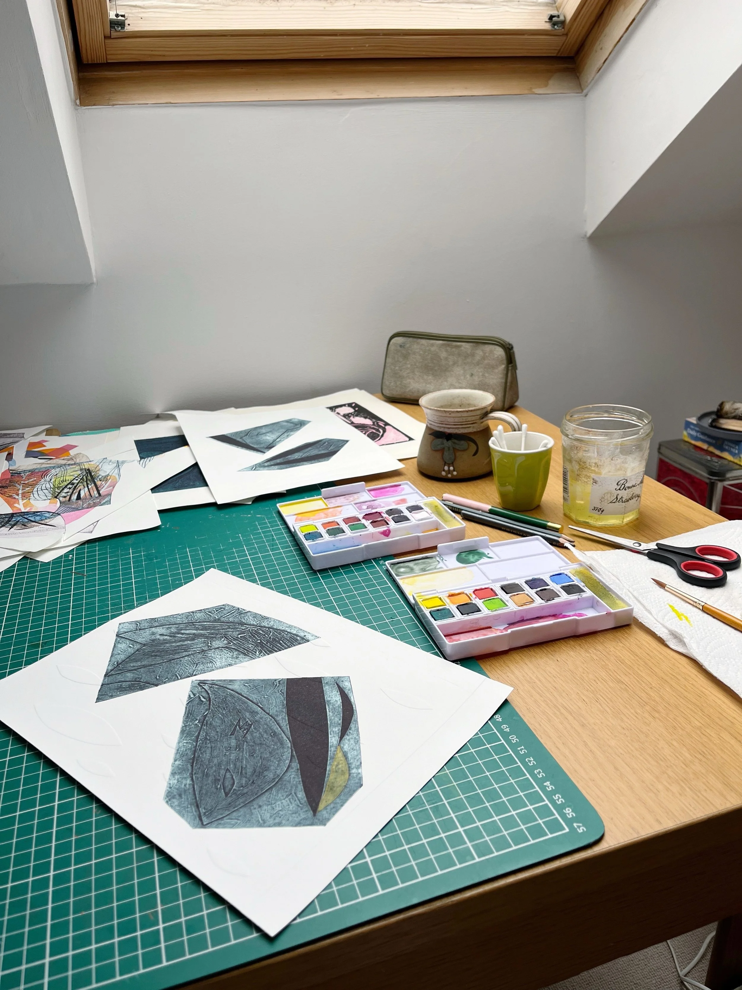 A Sunday kind of love&hellip;. It&rsquo;s past noon and I&rsquo;m still in my pyjamas because time flies when you&rsquo;re having fun.
But someone stormed into my studio letting me firmly know it&rsquo;s time to go out. 🐾

#mixedmediaartist #curated