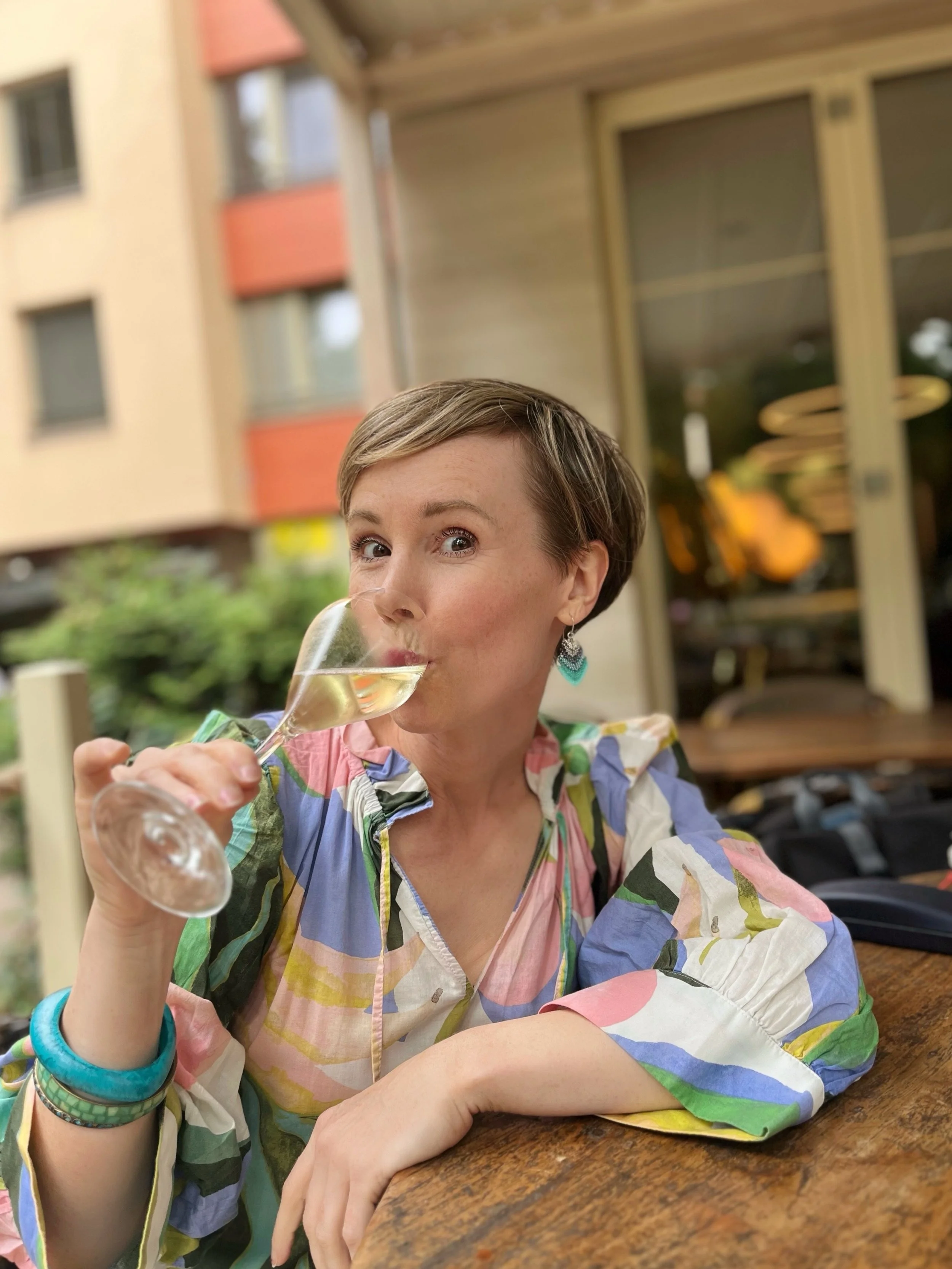 I like bubbles and pretty little cakes. And this was the perfect opportunity to have both.
Happy birthday to moi! 🥳🎉
I thanked the year that just passed for everything it had given me. It was an intense year, full of endings and beginnings and so m