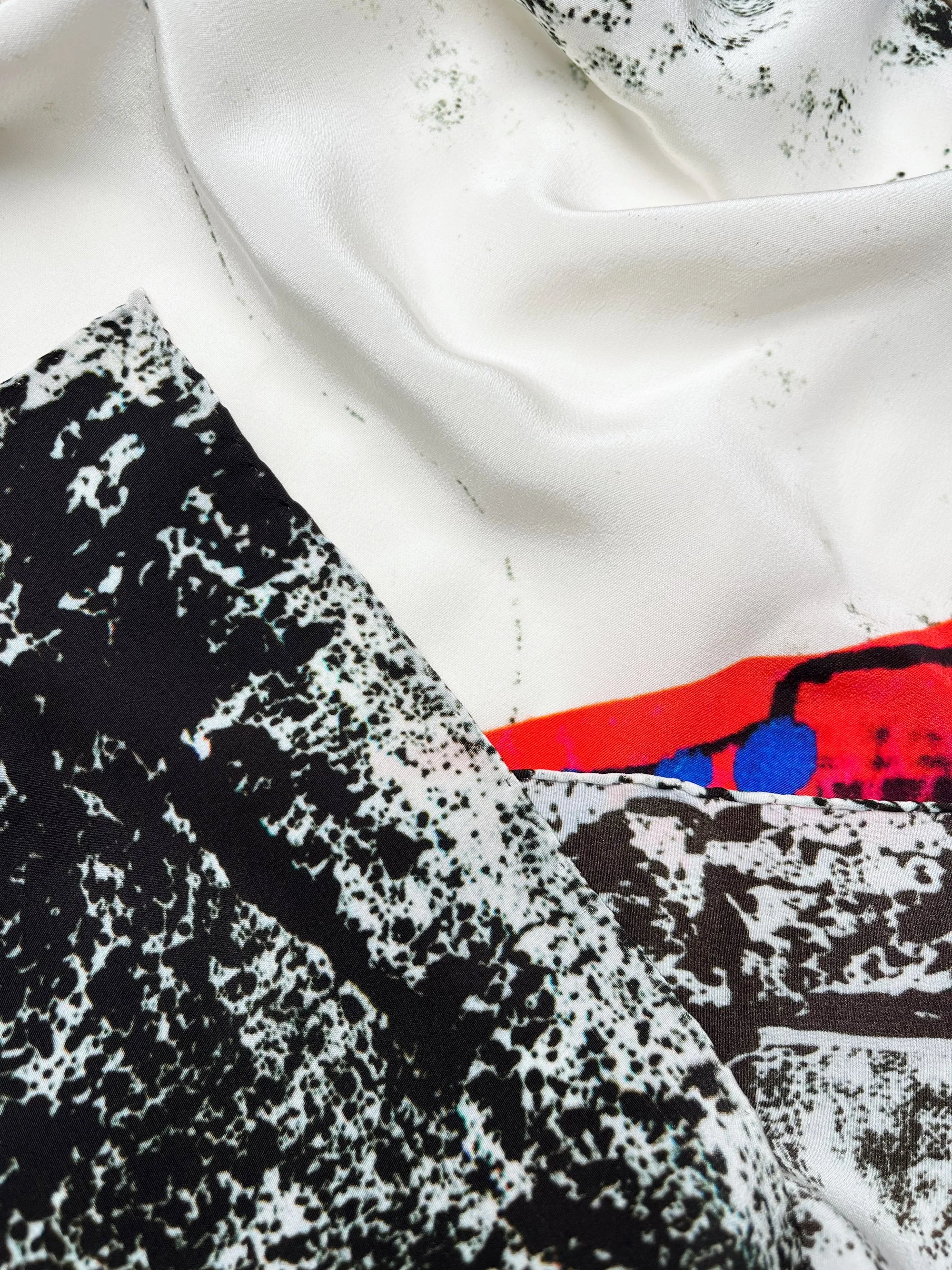SO_KLARA_Ebony_SilkScarf_StitchingDetail.jpg