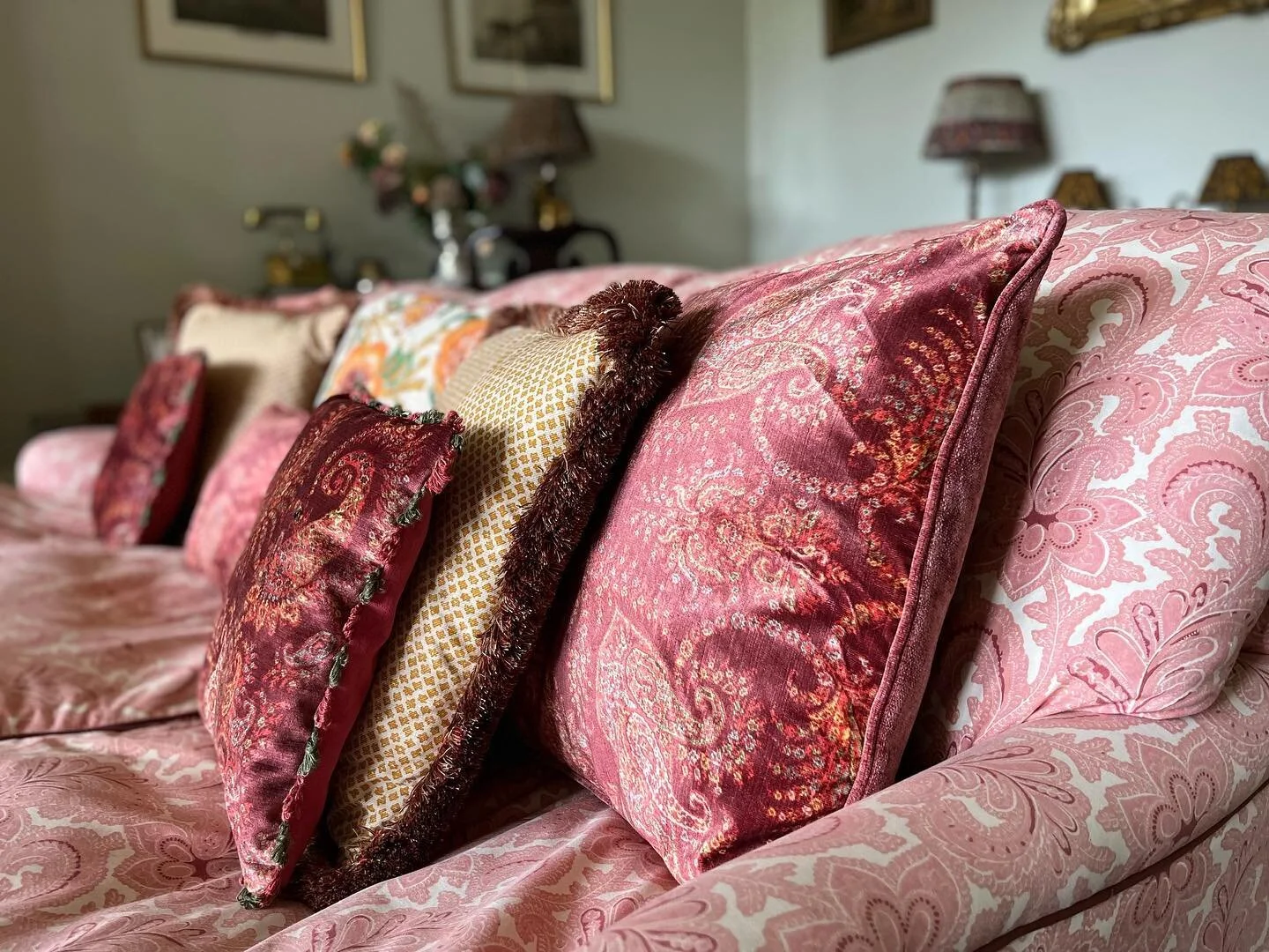 Lovely warm colours for these dark nights used here in a morning room of a current project! 
.
.
.
#fabrics #fabricdesign #fabric #trimmings #pillows #cushions #custommade #interiordesign #interiordesigner #interiorstyling #interiorstyle #morningroom