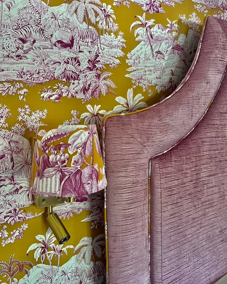 Just a glimpse of a recent guest bedroom in a vibrant chinoiserie print. We use this light fitting often as it offers both a wall light and a reading light option and allows more space on the bedside tables!
.
.
.
#walllights #walllight #walllightdes