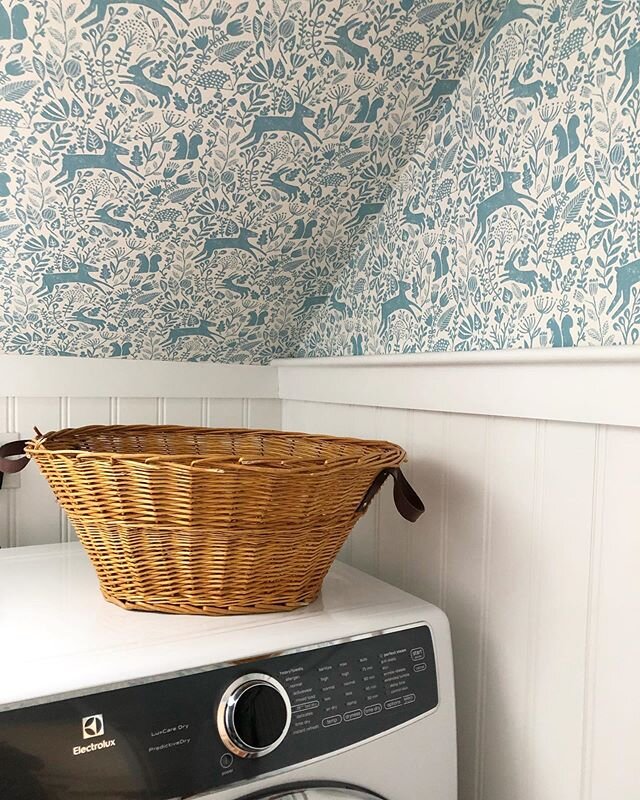 I will never ever tire of this laundry room at #projectfreshstart. 🌿🌿🌿
#wallpaperlove #transformingspaces #laundryroom #blueandwhite #classicbasket #makelaundryfun #tessandtedinteriors