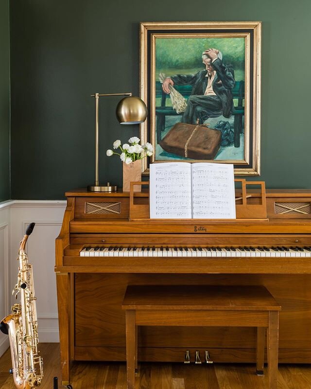 Happy St. Patrick&rsquo;s Day from the greenest spot in our home! And huge thank you to @bijou.mag for sharing this shot with the world today! 📷: @jessicadelaneyphotography 🍀🍀🍀
#luckyday #stpatricksday #greenroom #musicroom #portraitlove #saxopho