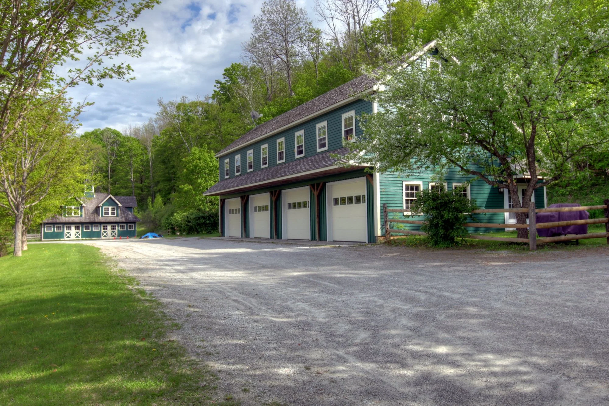 The Tool Shed ...with a beautiful 3 bedroom guest suite-apartment above