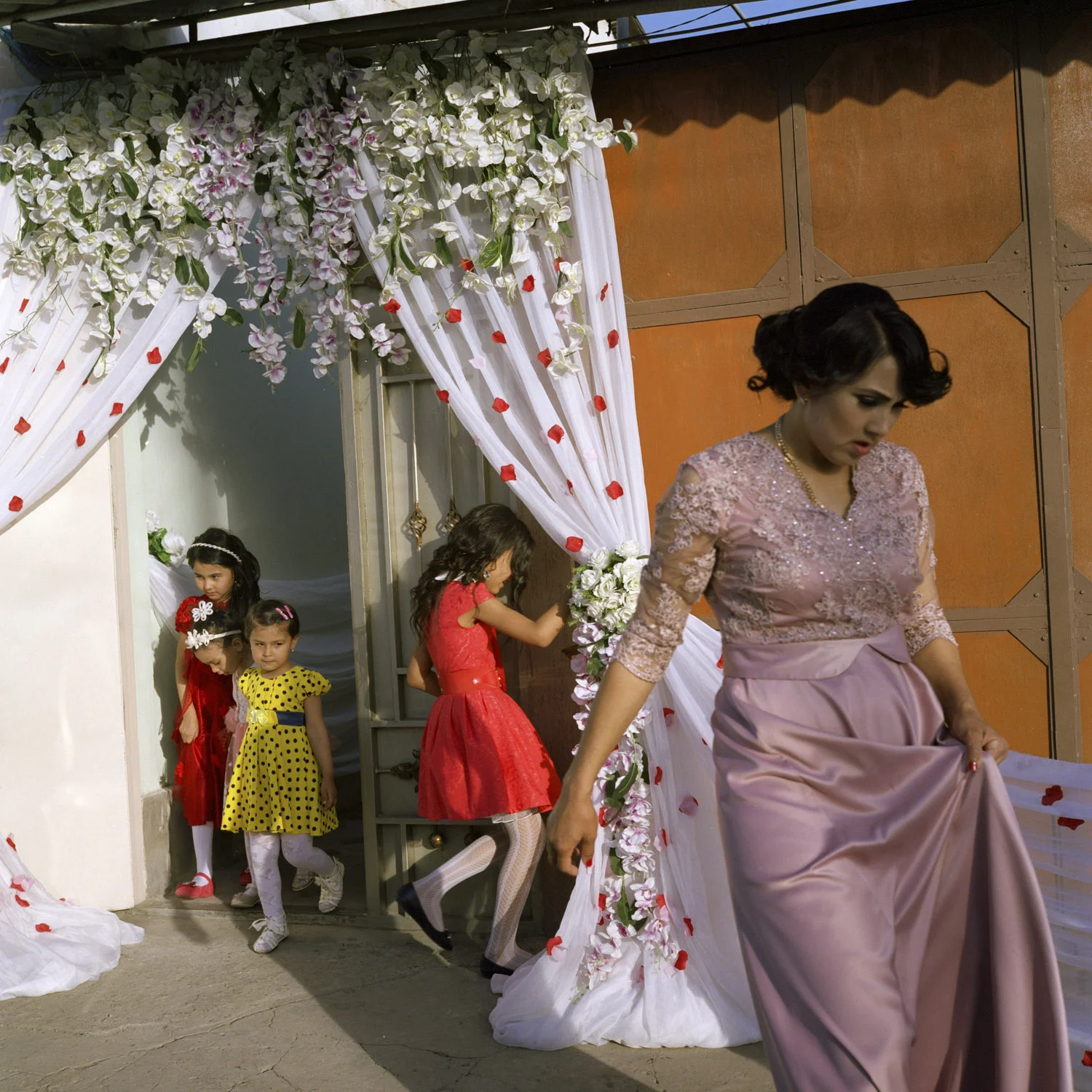 Uzbek Wedding preparations near a Korean cultural centre and a language school in the district of Mirabad in Tashkent, Uzbekistan, where many Korean descendants live. Tashkent, Uzbekistan. 2016.