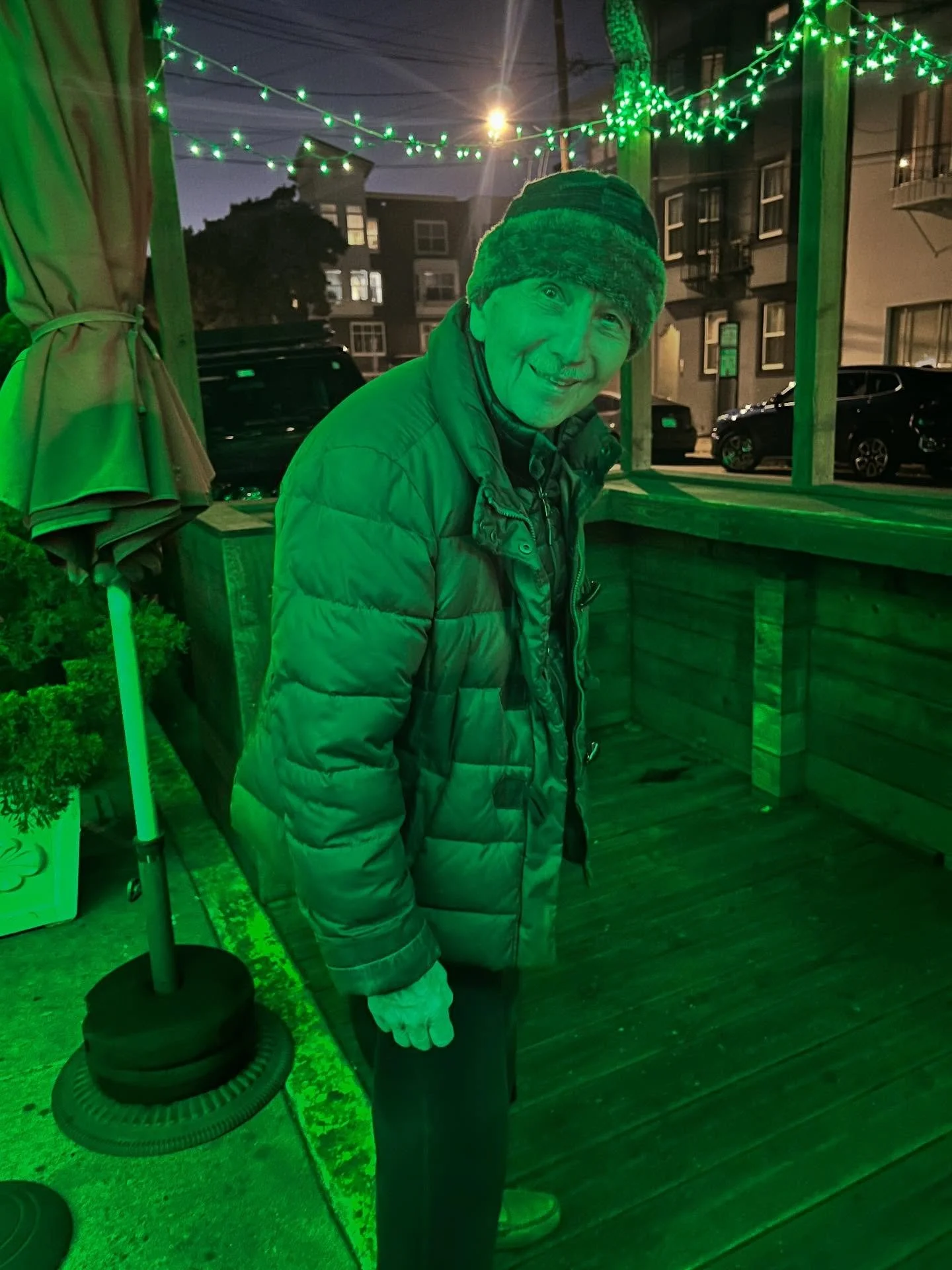 Vince Lateano caught in his set-up mode. He&rsquo;s bundled up to play, so we expect to see you here to listen. Hot drinks inside&hellip;great jazz outside.
#sweetiesartbar🍸🎨 
#vincelateanojazz 
#bundleup 
#firstfridaynb