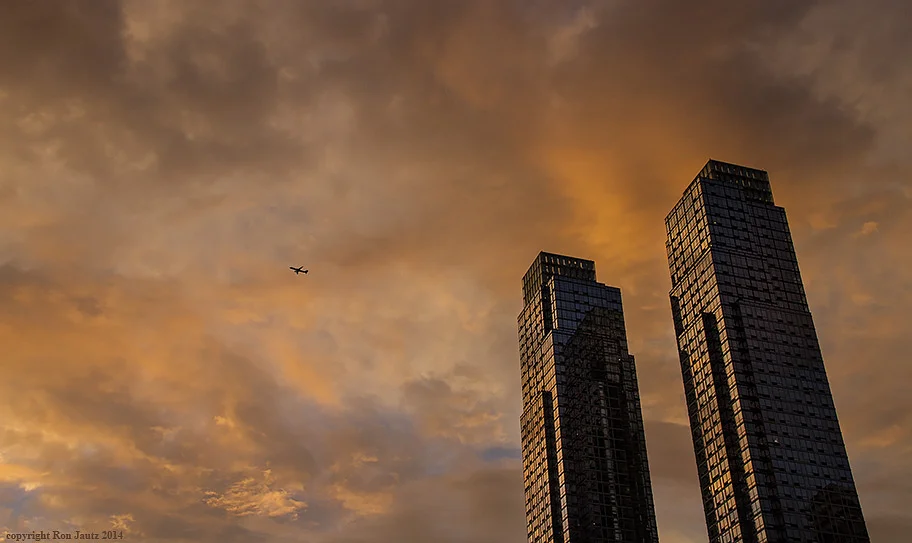 As an added bonus, I noticed this plane heading south out of LaGuardia and waited for it to be in the right spot; to my eye it's the added point of interest that makes the photo even better.
