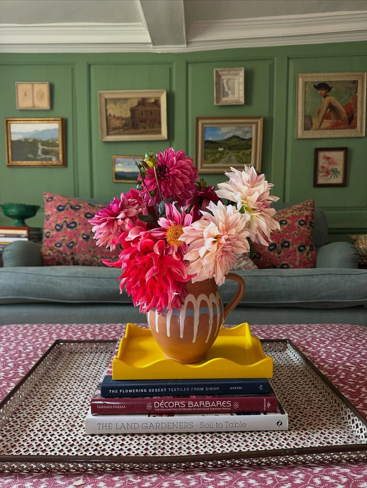 I haven’t done a shot like this for a while! My dahlias have not been their best this year… All the varieties I was really excited about decided not to grow properly and I have three very similar coloured/shaped plants that are nailing i