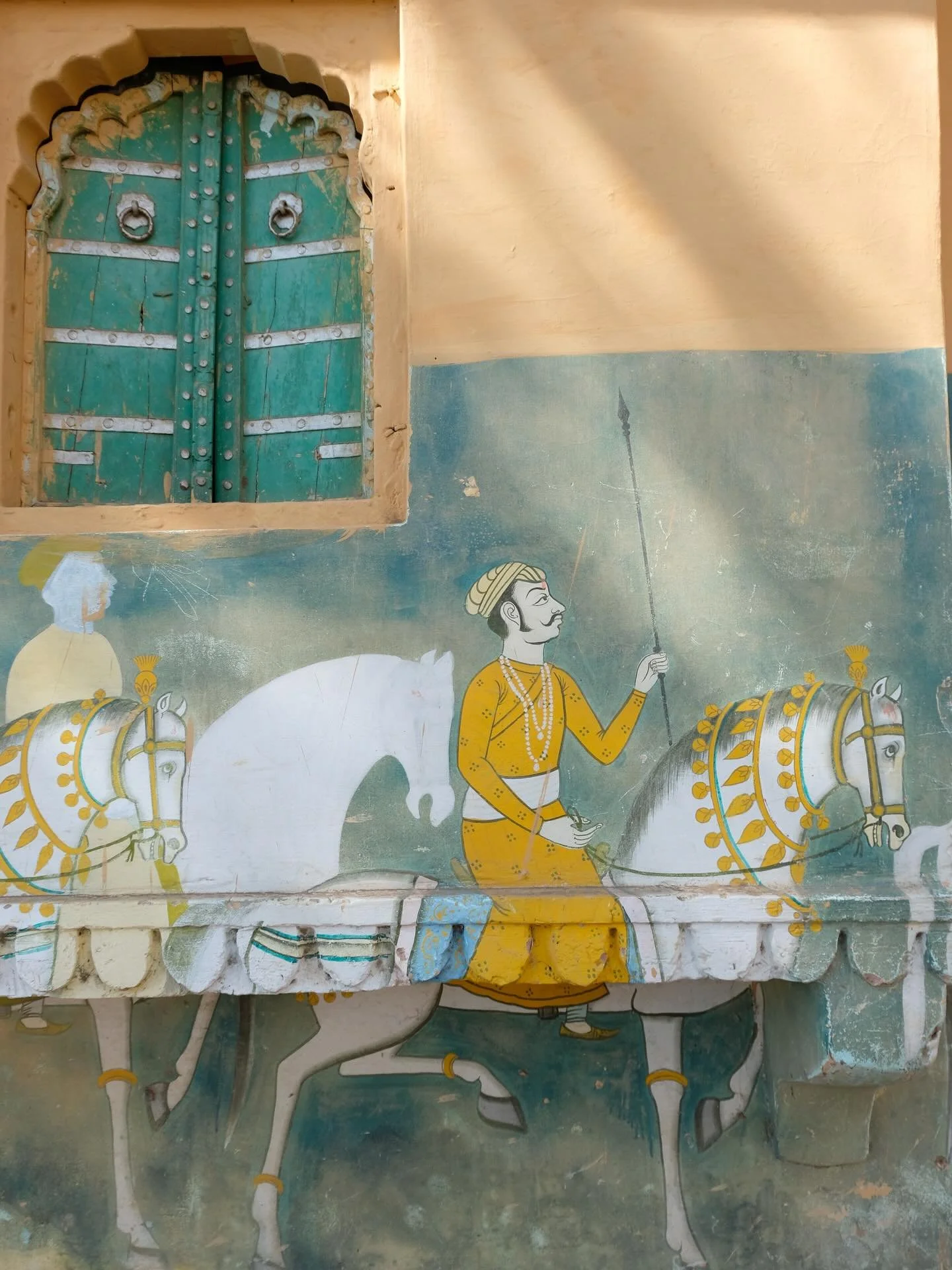Was having a little day dream about my favourite wall in jaipur (which has now very sadly been painted over!!) so thought I would dig out photos โบ๏ธ 
Would love to get this painted on a wall at home somewhere one day… #incredibleindia #mural #c