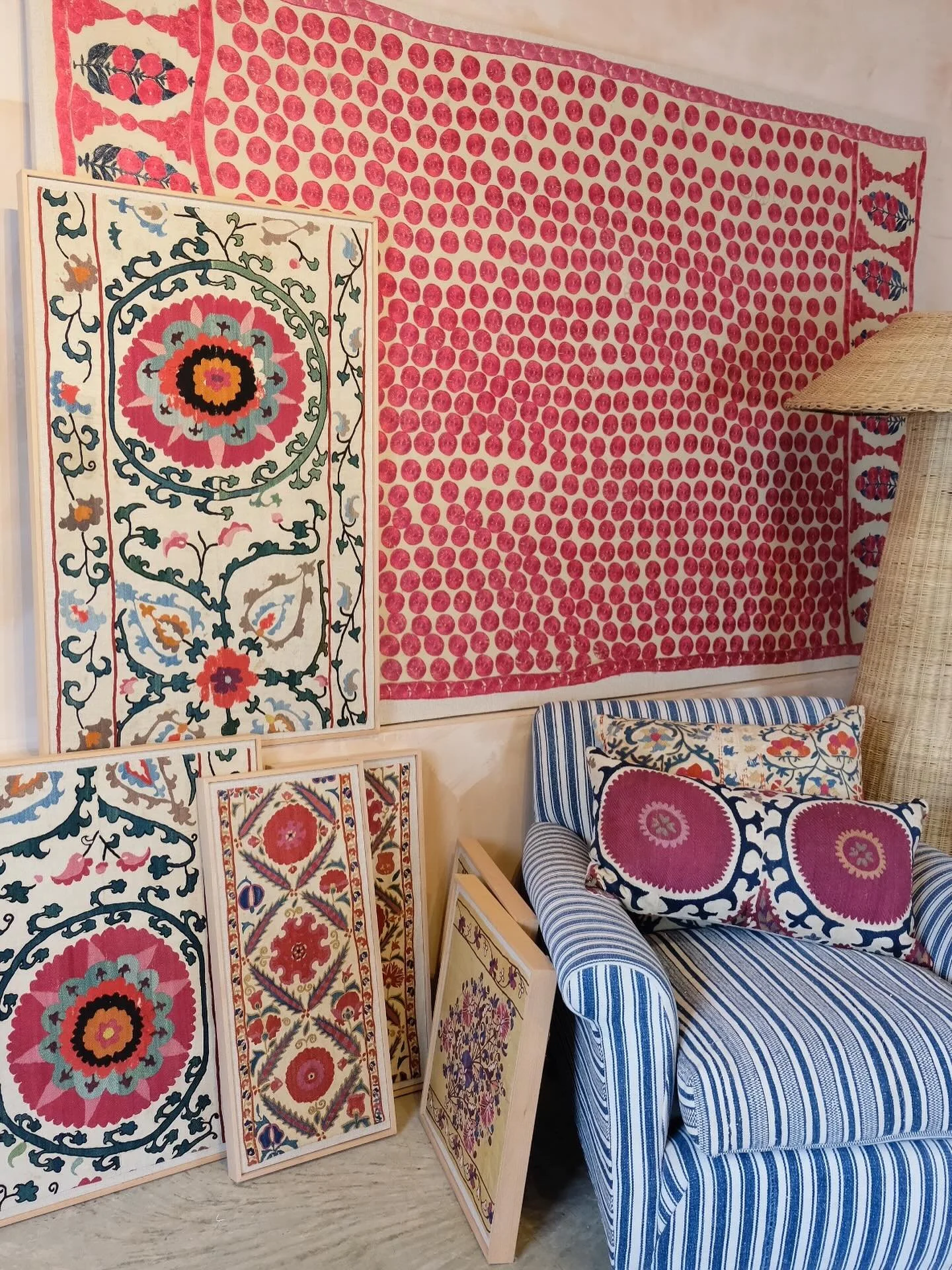 Starting to make space and pack the studio and loved how this all looked together ♥๏ธ (the large stretched sind shawl is a personal piece which I am very excited to hang when we move) #rawplasterstudio #startingtopack #vintagetextiles #framedte