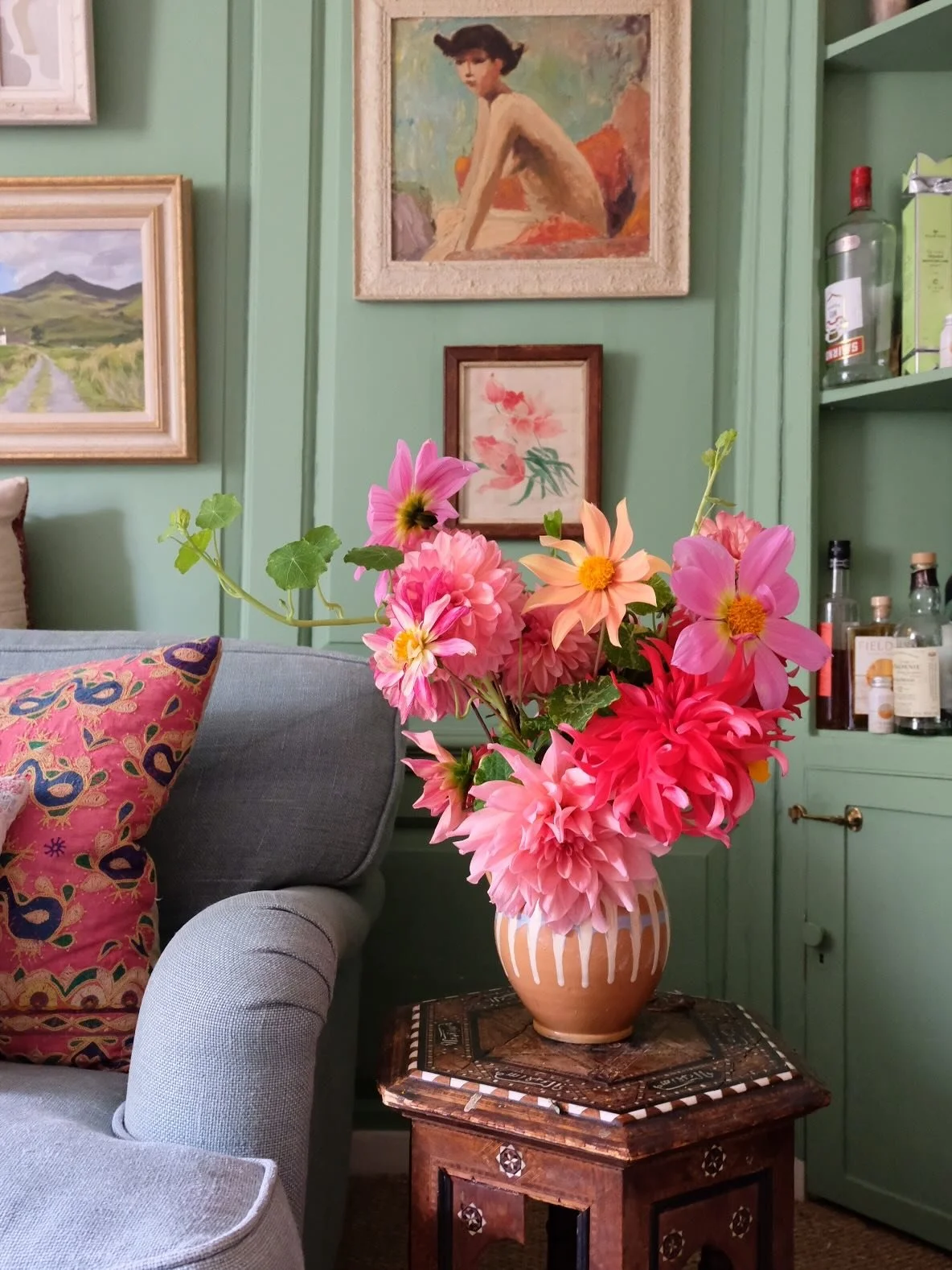 A bit of colour on this grey Friday morning 
โค๏ธ๐ฉท๐งก๐ #home #dahliamania #colourclash #breakfastroomgreen #dahlia