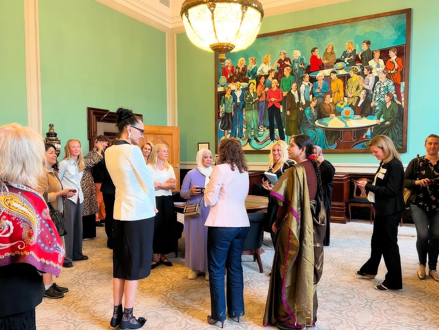 Jeg har fulgt Dr Harbeen Aurora Rai, founder af G100, All Women&rsquo;s League m.fl. 
p&aring; sidelinjen i flere &aring;r, og er derfor taknemmelig for at jeg fik muligheden for at m&oslash;de hende i g&aring;r, p&aring; Christiansborg til en event 