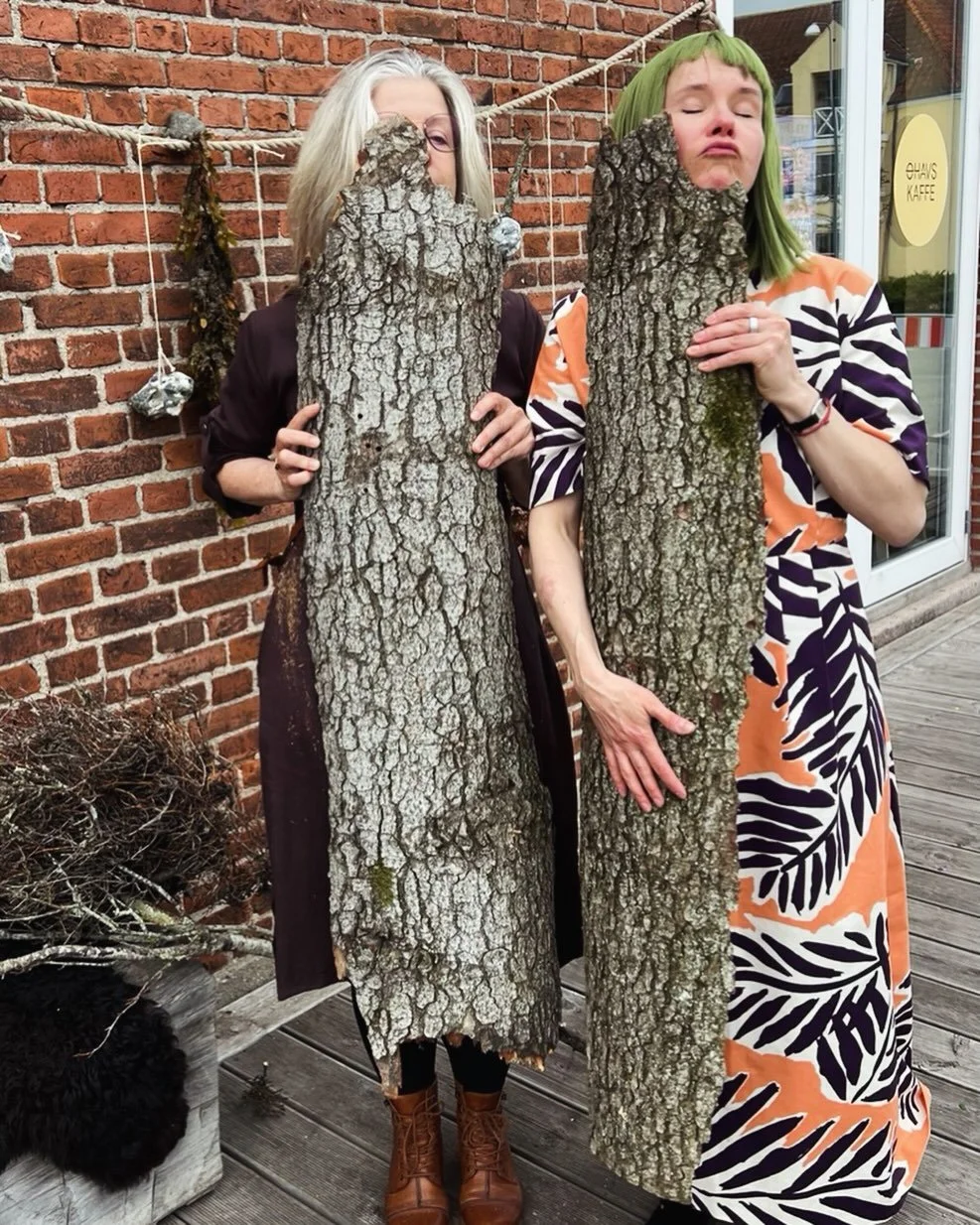 Tree sisters barking. 💚  What joy to meet one of the artists from @eyesasbigasplates and see their new exhibit Stedbundet at @ohavsmuseet  in F&aring;borg. Great opening with local music, sing along and bear and meet the locals portrayed in nature b