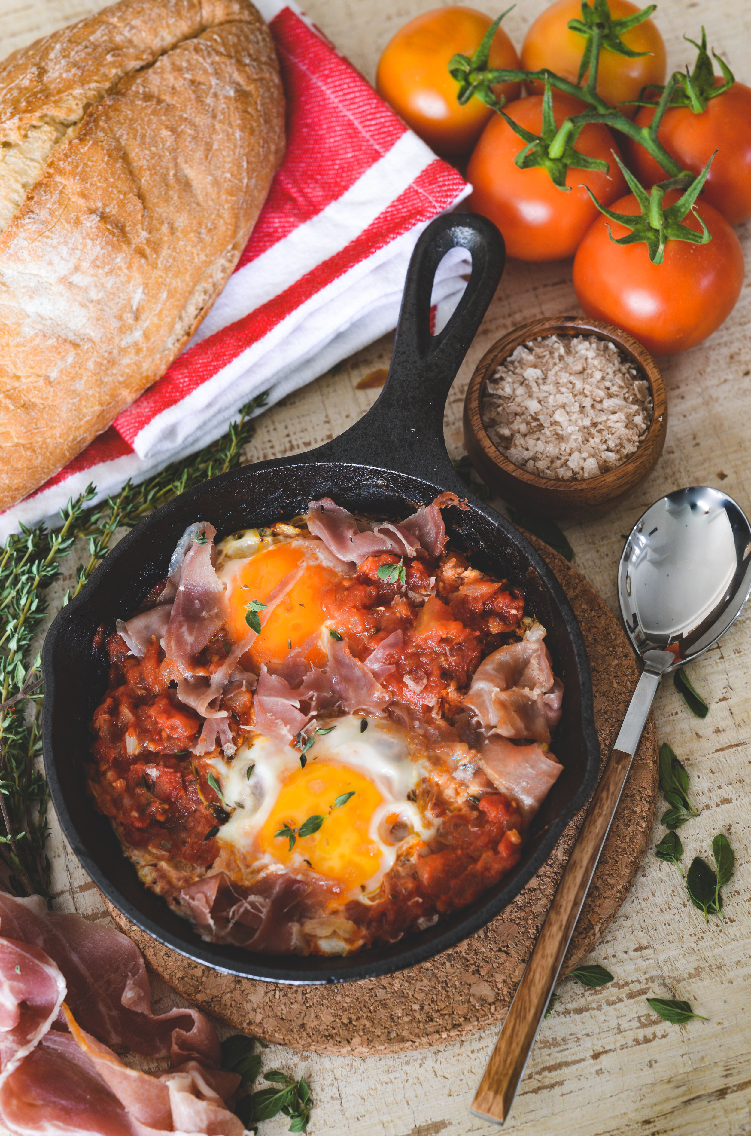Huevos al sartén con tomate, mozzarella, prosciutto y peperoncino — A  Kitchen Obsession
