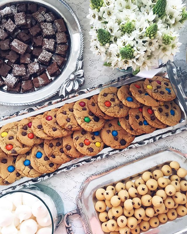 Preparamos las mesas de postres m&aacute;s ricas✨Brownies, chocolate chip cookies, suspiros y mucho m&aacute;s. 🍪 #desserts #puntacana #puntacanavillage #asbakery #asbakeryrd