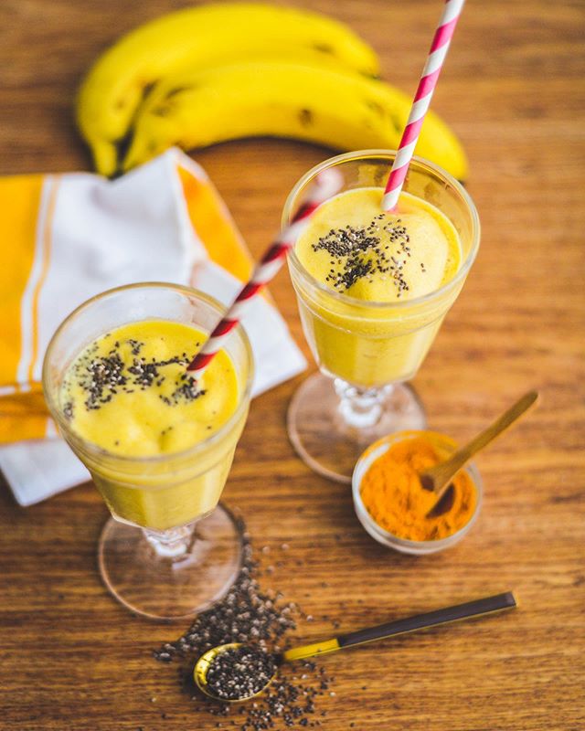 Esta Golden Milk Mango smoothie es easy as a Sunday morning. La c&uacute;rcuma tiene much&iacute;simas propiedades y es s&uacute;per beneficioso incluirla en nuestra dieta, ac&aacute; les dejo un par de beneficios: 
1. Antiinflamatorio 
2. Antioxidan