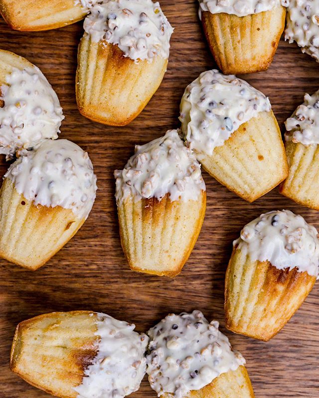 Hoy compart&iacute; en el blog la receta de estas madeleines cubiertas con chocolate blanco mezclado con pedacitos de pistacho y nougat. ( una tableta de chocolate que compr&eacute; en @carrefourrd @carrefourmarketrd )Link en la Bio.