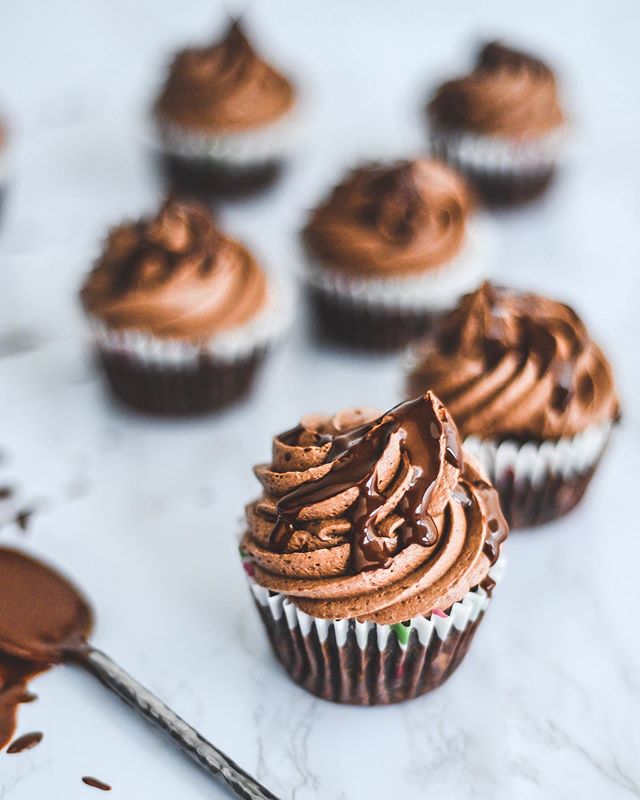 Chocolate cupcakes NOW on the blog! Vayan pa&rsquo;lla que ese frosting me qued&oacute; 🤩!!! Swipe pa&rsquo; que lo vean de cerca 🍫
